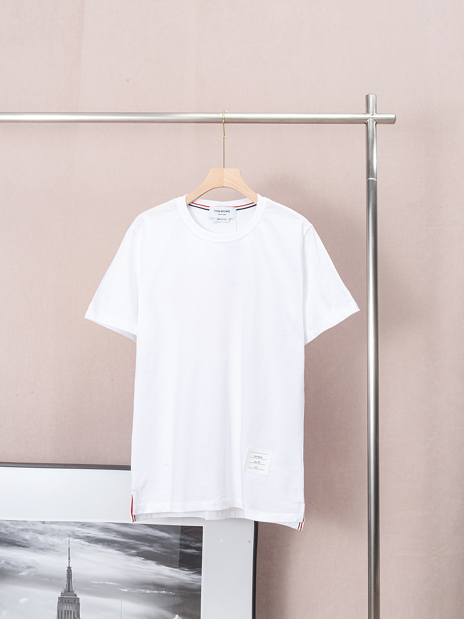 Camiseta THOM BROWNE de manga corta con estampado de baloncesto en la espalda, cuello redondo y tejido plano. Estampado…