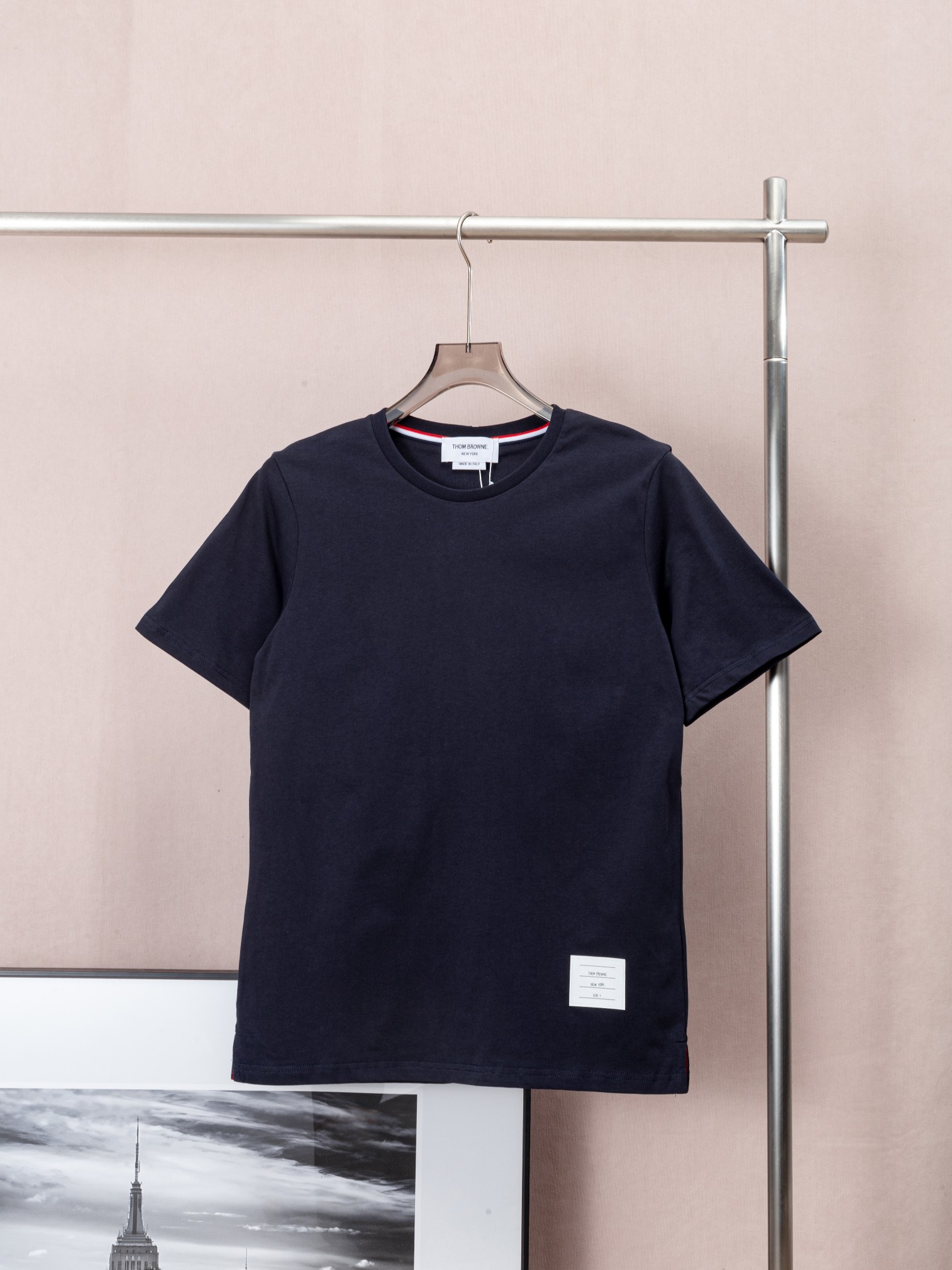 Camiseta THOM BROWNE/TB de cuello redondo, lisa, de algodón puro y tejido plano. Confeccionada con maquinaria de coser …