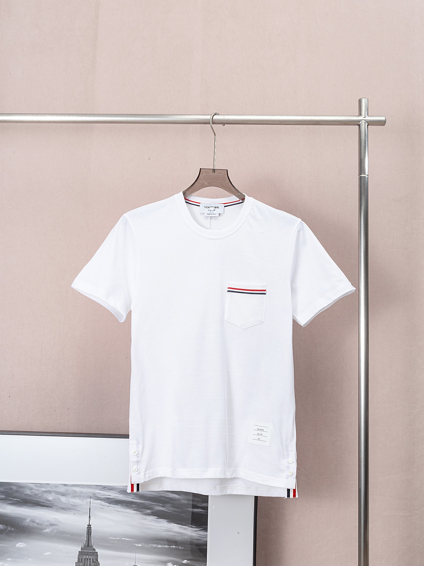 Camiseta de manga corta de THOM BROWNE🇳🇱 con bolsillo en el pecho y rayas de colores. ¡Edición exclusiva! 👗 100% alg…