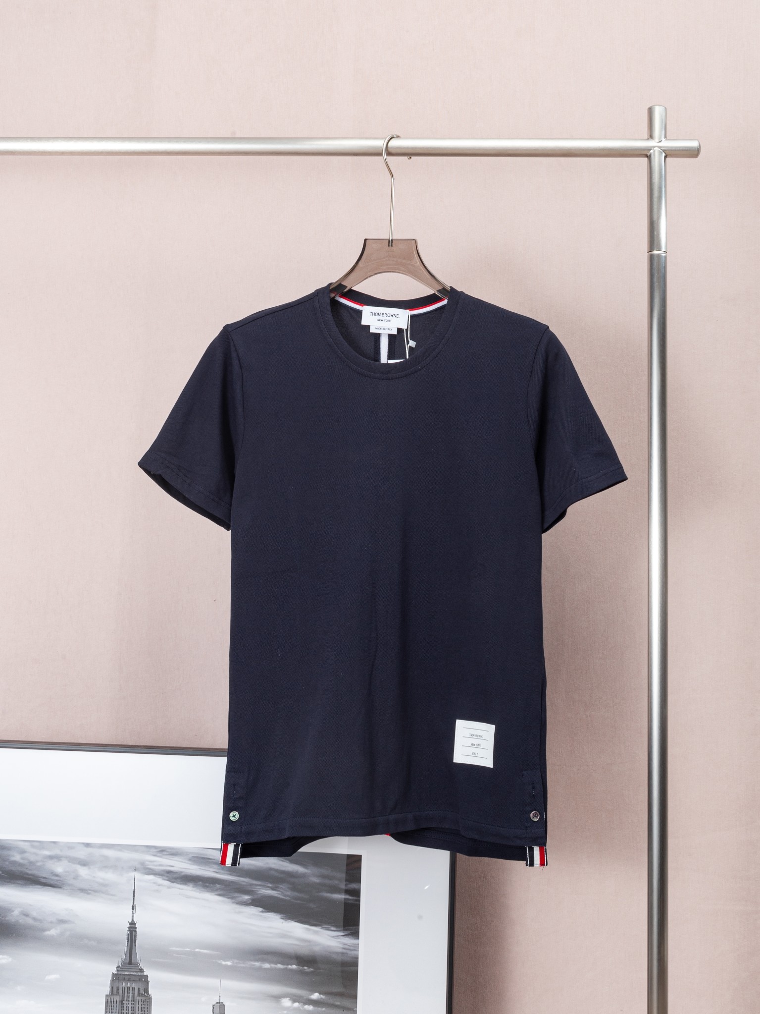 Camiseta de cuello redondo de Thom Browne con cinta en la espalda. Tejido de punto de 220g con textura de perlas, costu…