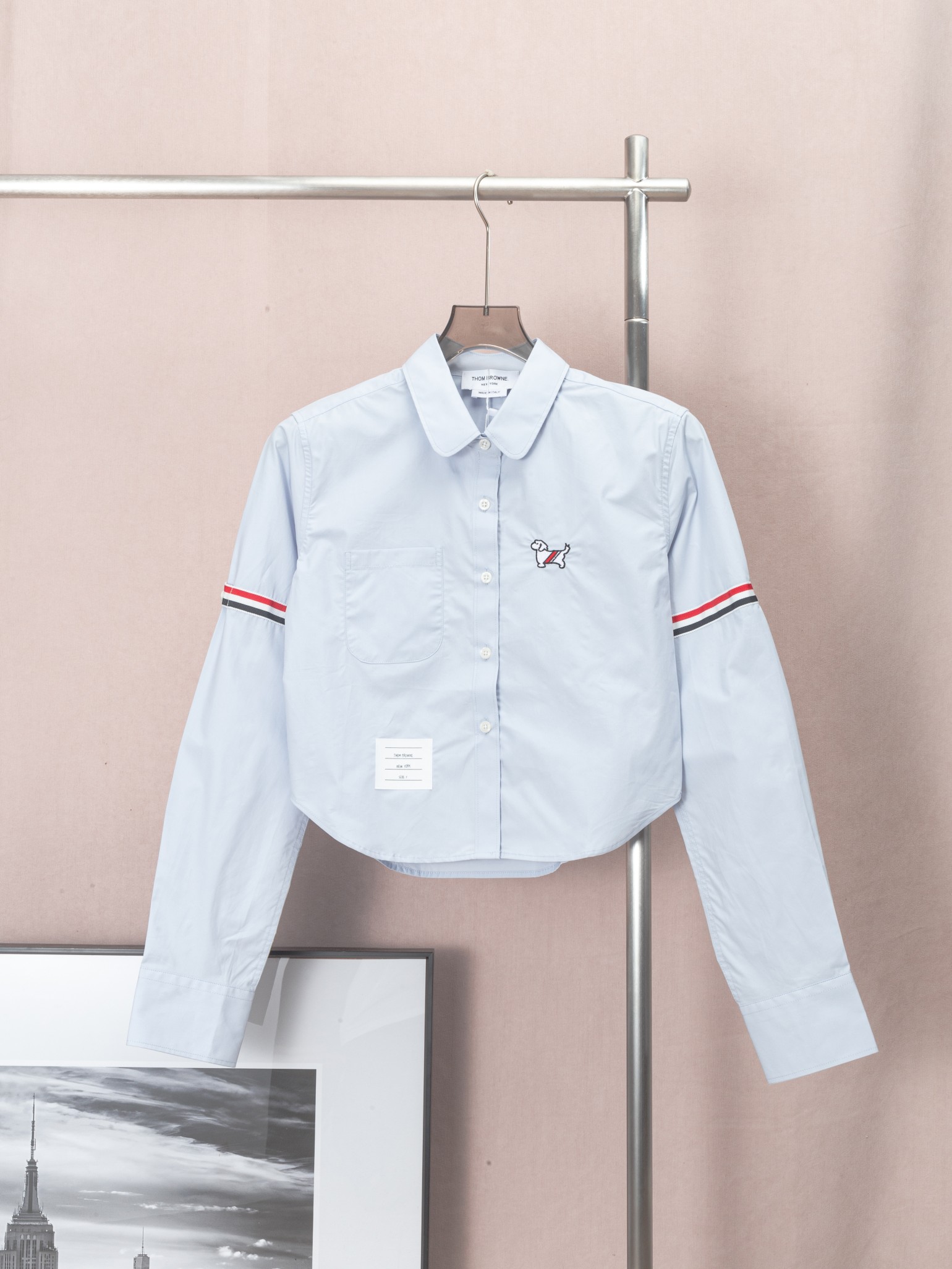 Camisa de mujer THOM BROWNE · Tom Brown, de popelín, con doble etiqueta en mangas, bordado de perrito, corte cropped, m…