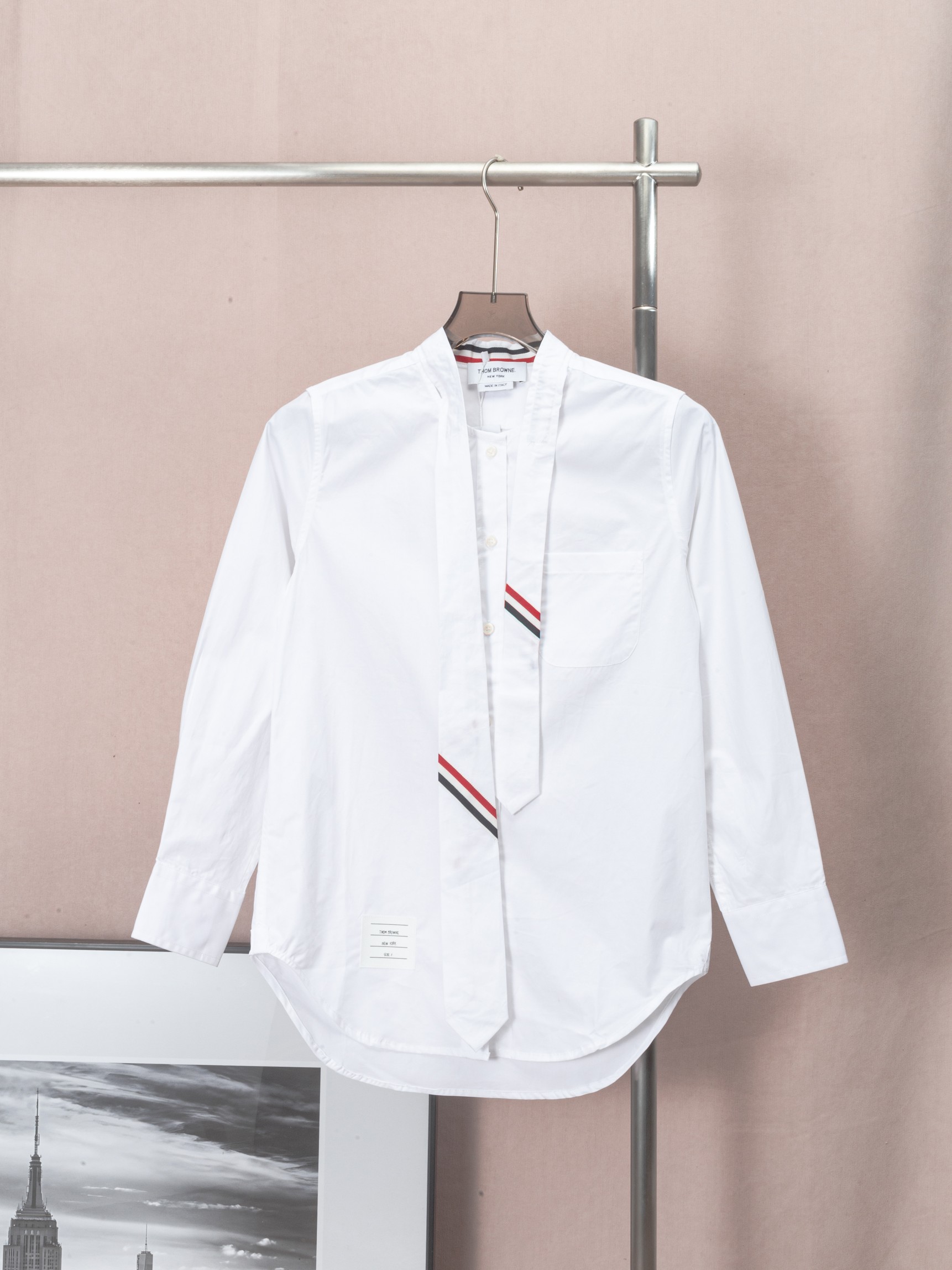 Camisa de mujer de Thom Browne, de popelín, con corbata tricolor roja, blanca y azul, manga larga. Usar camisas realmen…