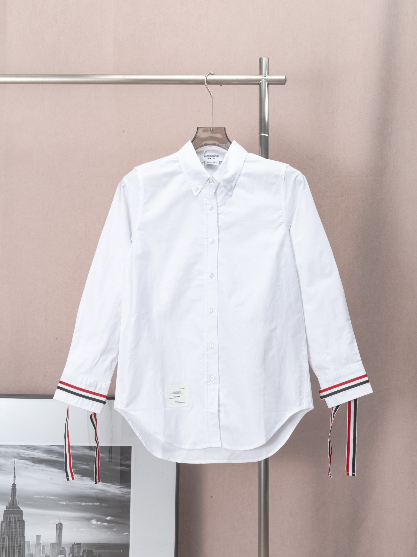 Camisa de manga larga de Thom Browne, con lazo en los puños y cinta de oxford. Usar camisas realmente puede hacer que t…