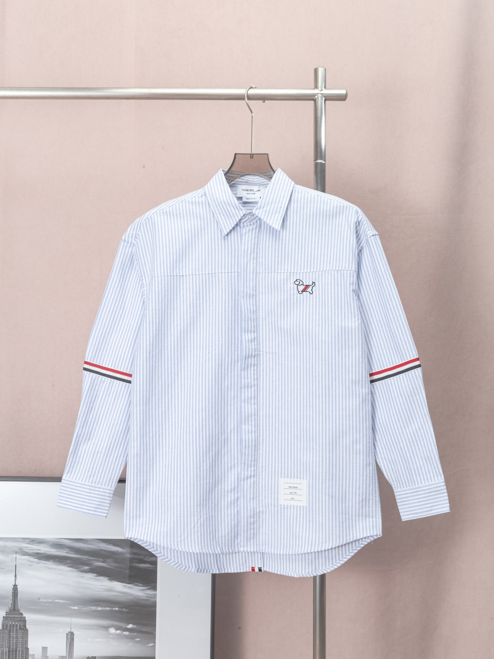 Camisa casual de Thom Browne, de corte holgado, con doble etiqueta en mangas, cinta, bordado de perrito en el pecho, ab…