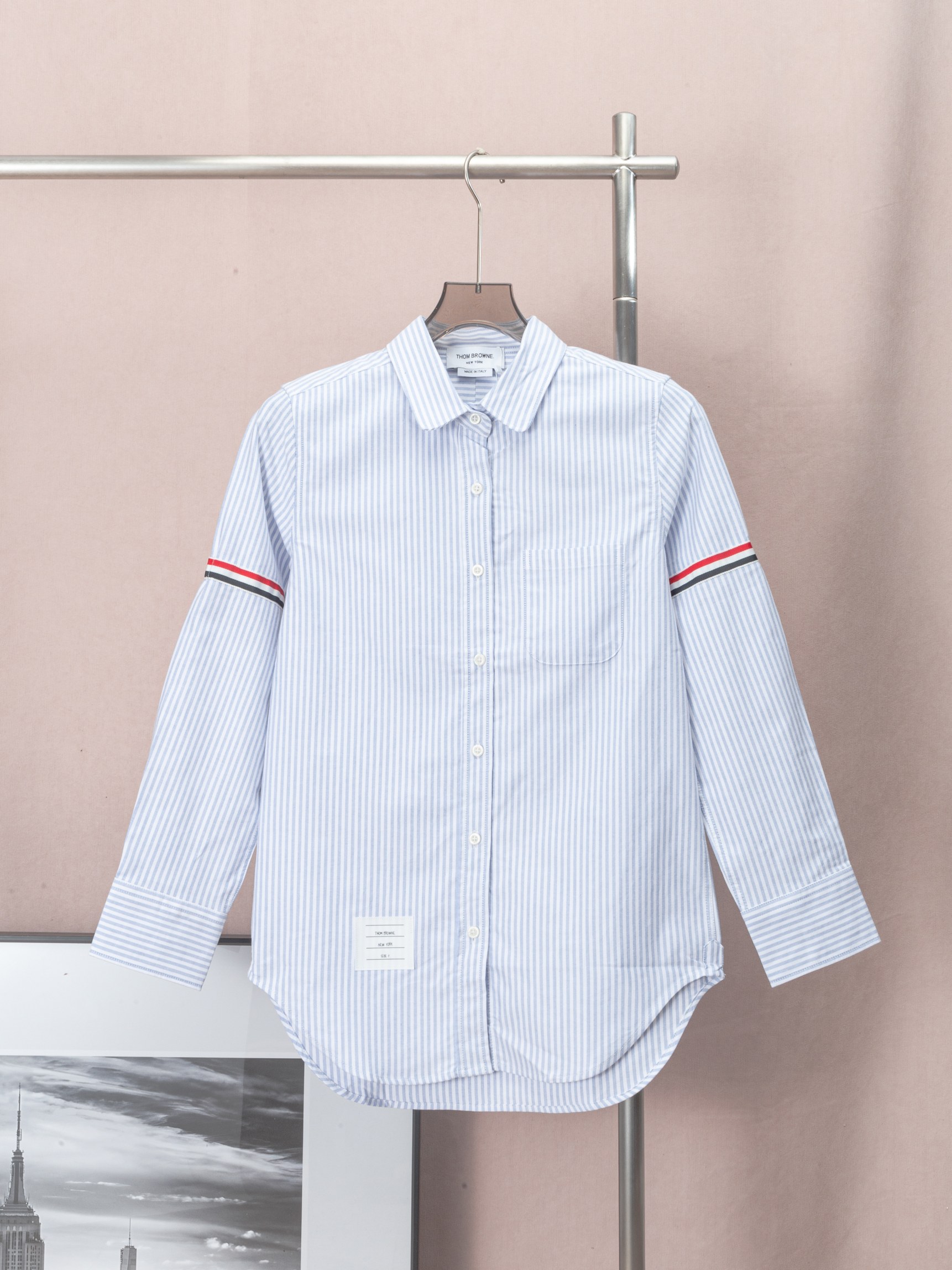Camisa de mujer THOM BROWNE · Tom Brown, de oxford, rayas azules, doble etiqueta en mangas, lazo en cuello, manga larga…