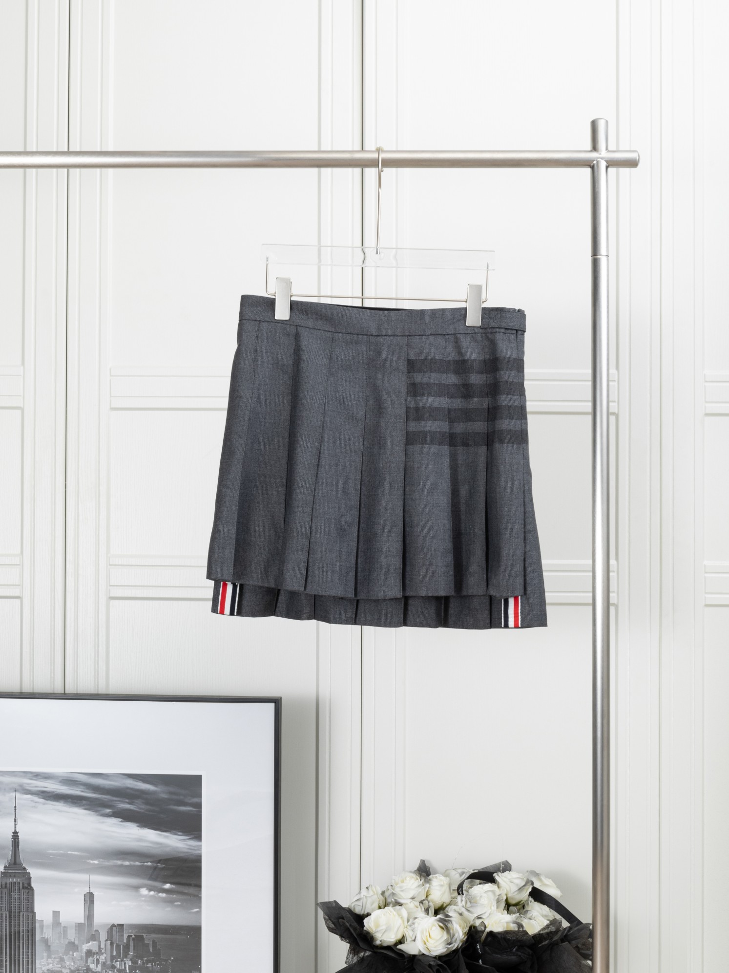 𝑻𝒉𝒐𝒎 𝑩𝒓𝒐𝒘𝒏𝒆 (original order, top quality, highest version) THOM BROWNE yarn-dyed four-stripe front-short-back…