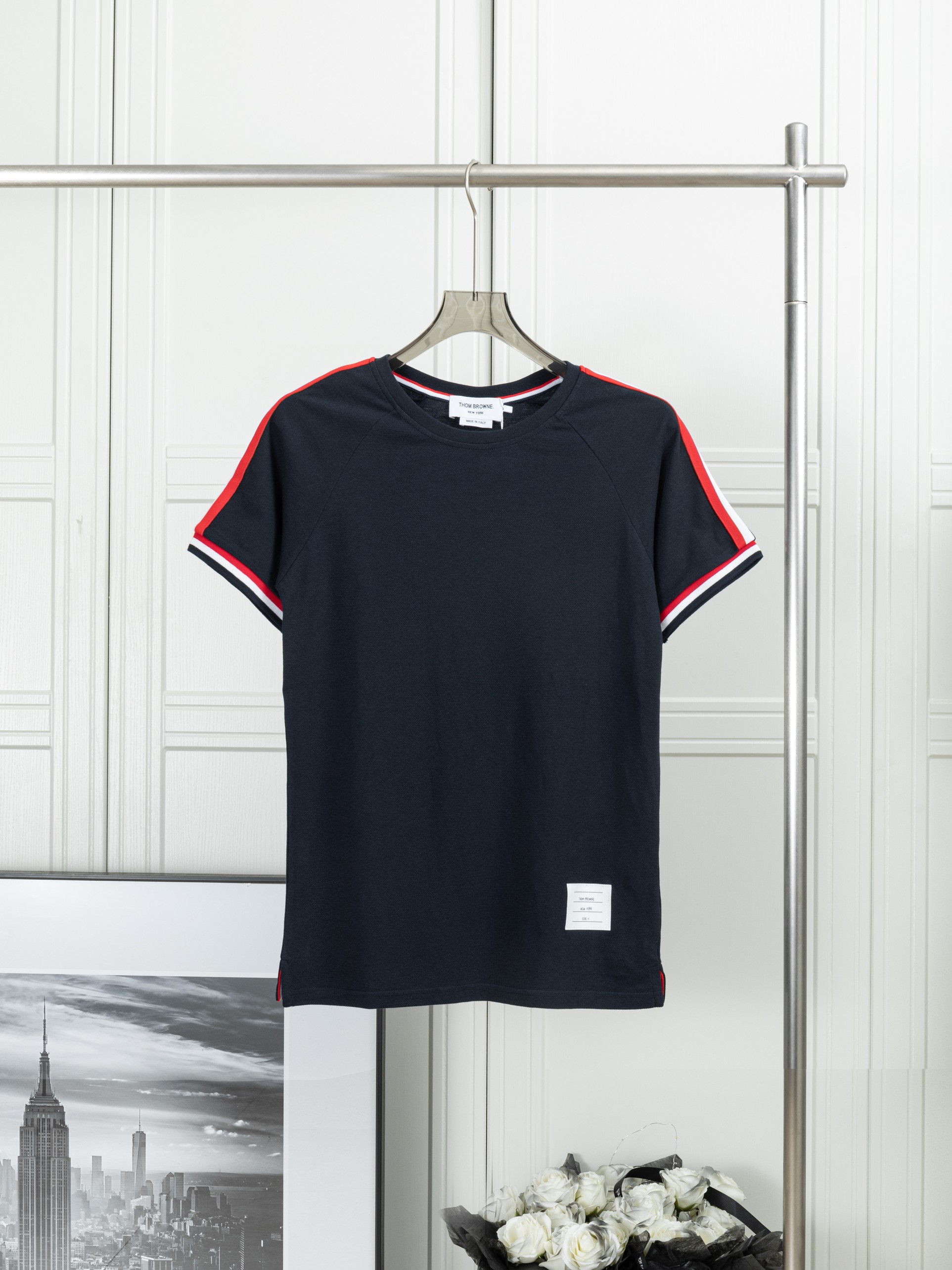 𝑻𝒉𝒐𝒎 𝑩𝒓𝒐𝒘𝒏𝒆 Camiseta de manga corta con cinta en los hombros y puños 𝑻𝒉𝒐𝒎 𝑩𝒓𝒐𝒘𝒏𝒆 Tom Brown 25ss Cam…