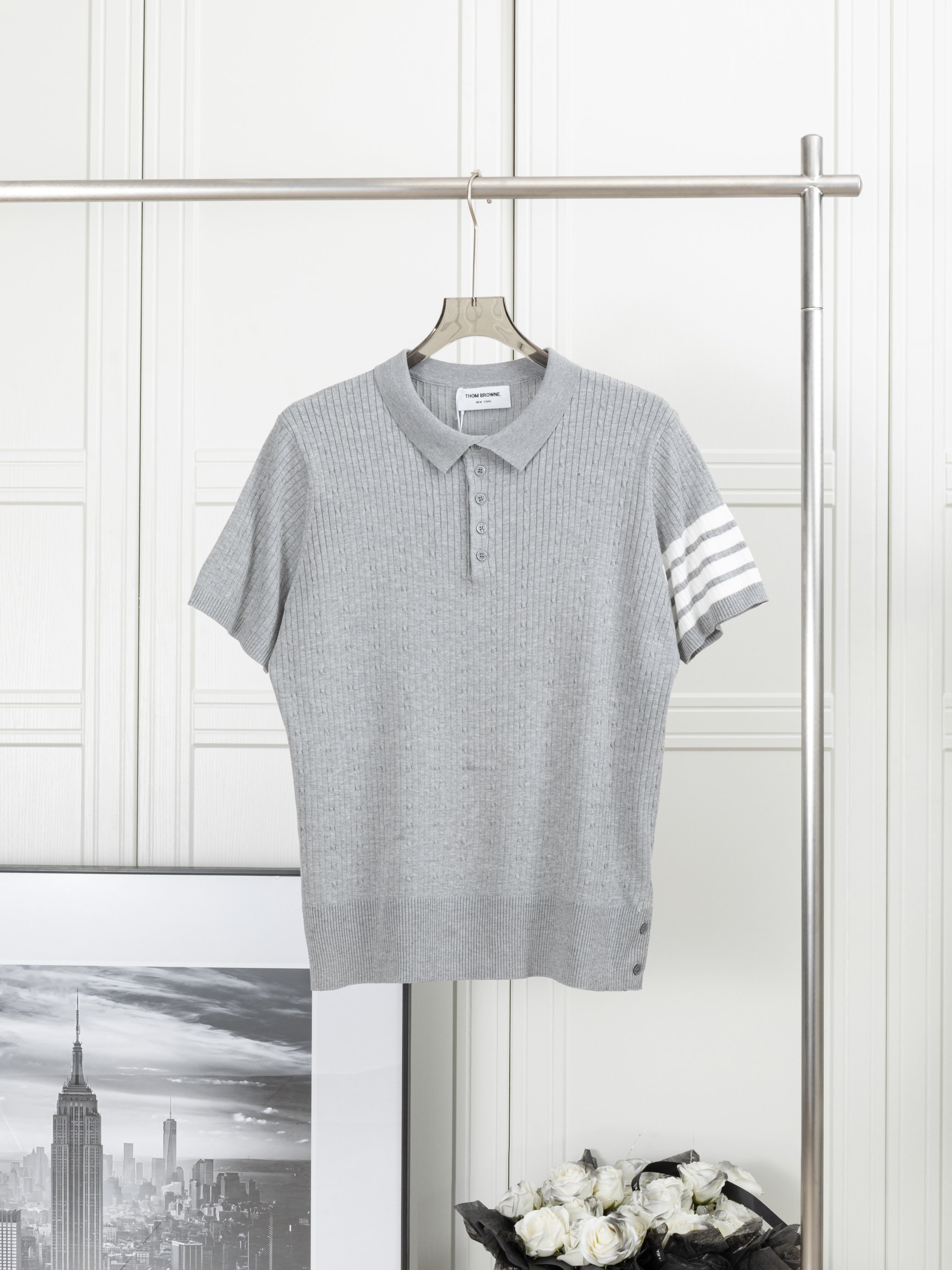 𝑻𝒉𝒐𝒎 𝑩𝒓𝒐𝒘𝒏𝒆 Polo de manga corta de punto trenzado con rayas verticales y cuatro barras 𝑻𝒉𝒐𝒎 𝑩𝒓𝒐𝒘𝒏𝒆 …