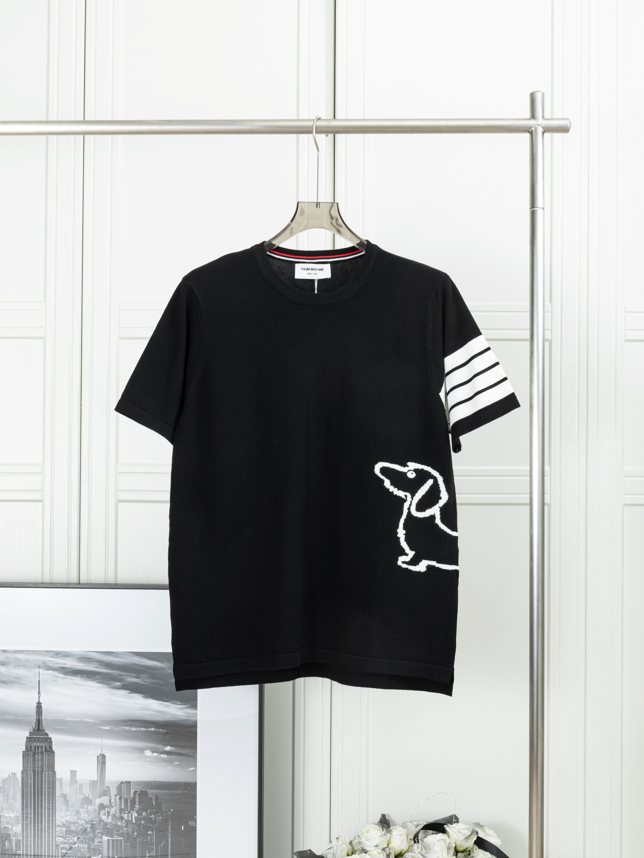 𝑻𝒉𝒐𝒎 𝑩𝒓𝒐𝒘𝒏𝒆 Camiseta de punto con perro y cuatro barras 𝑻𝒉𝒐𝒎 𝑩𝒓𝒐𝒘𝒏𝒆 Tom Brown Camiseta de punto con…
