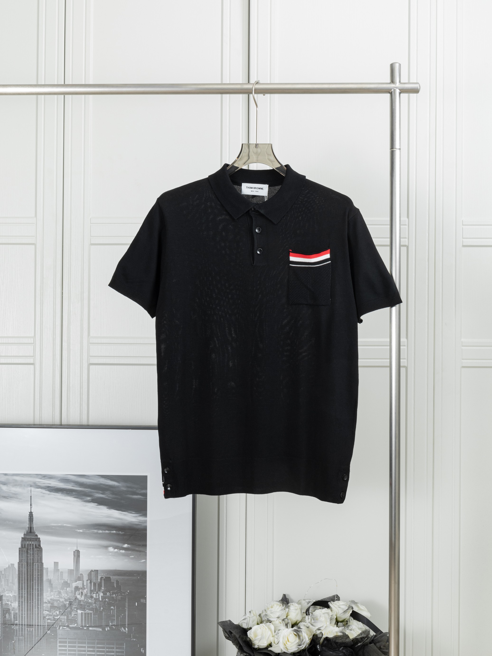 𝑻𝒉𝒐𝒎 𝑩𝒓𝒐𝒘𝒏𝒆 Polo de manga corta de punto con bolsillo rojo, blanco y azul. 𝑻𝒉𝒐𝒎 𝑩𝒓𝒐𝒘𝒏𝒆 Tom Brown 25…