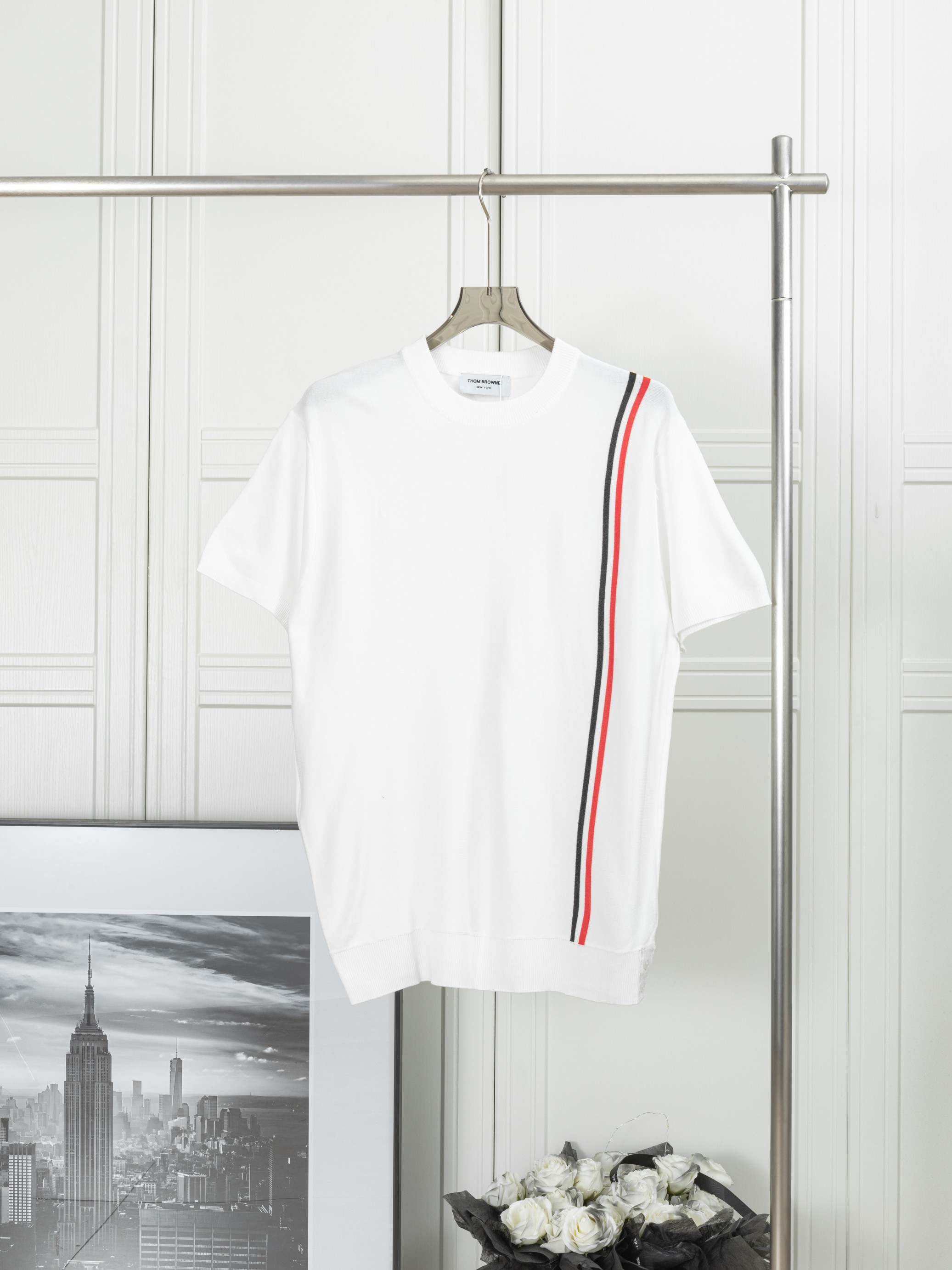 𝑻𝒉𝒐𝒎 𝑩𝒓𝒐𝒘𝒏𝒆 Camiseta de punto de cuello redondo con rayas verticales rojas, blancas y azules en el lado izqui…