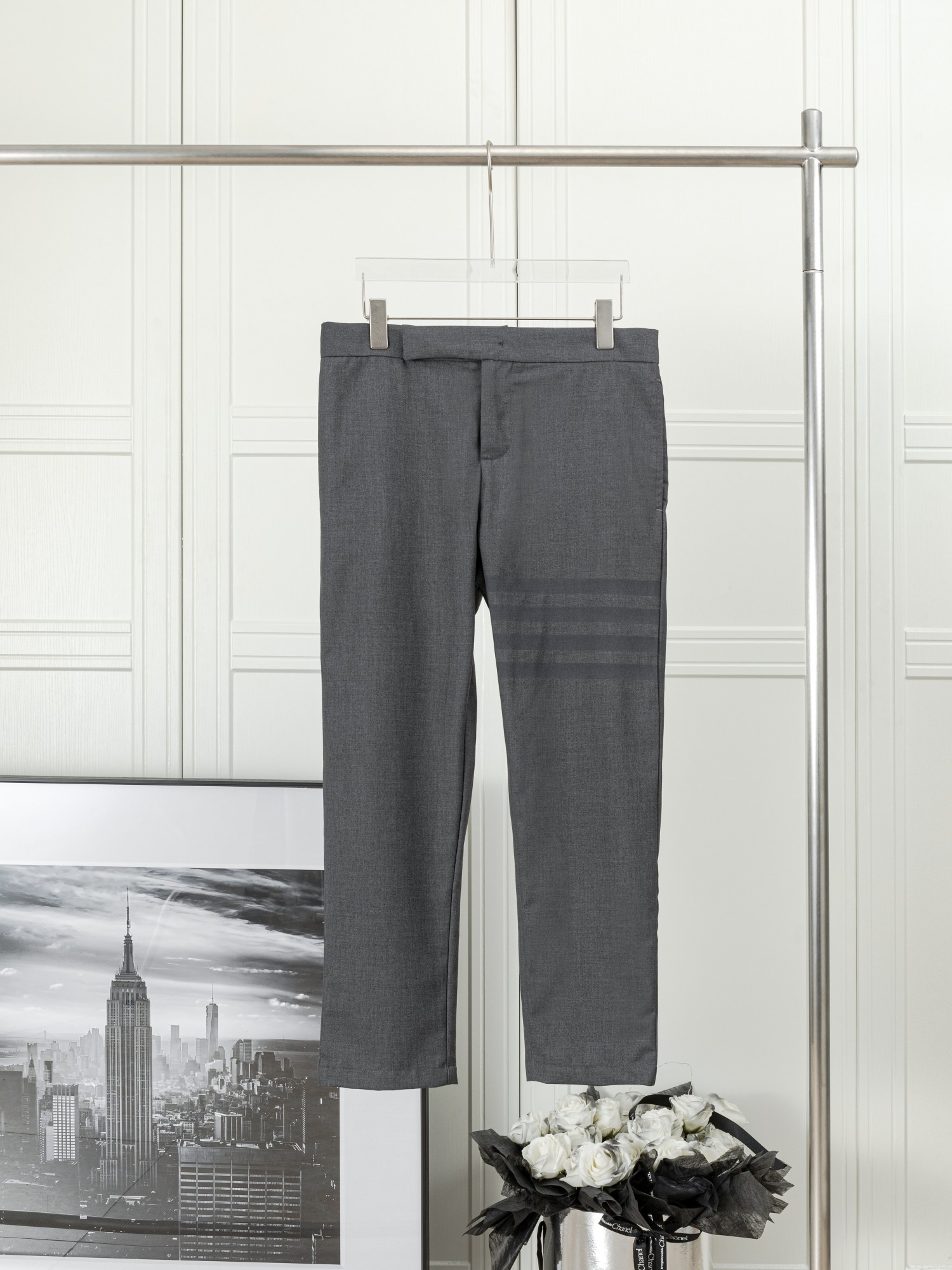 𝑻𝒉𝒐𝒎 𝑩𝒓𝒐𝒘𝒏𝒆 🇳🇱 Pantalones de vestir de nueve décimos con cuatro rayas clásicas, nuevo modelo. THOM BROWNE, …