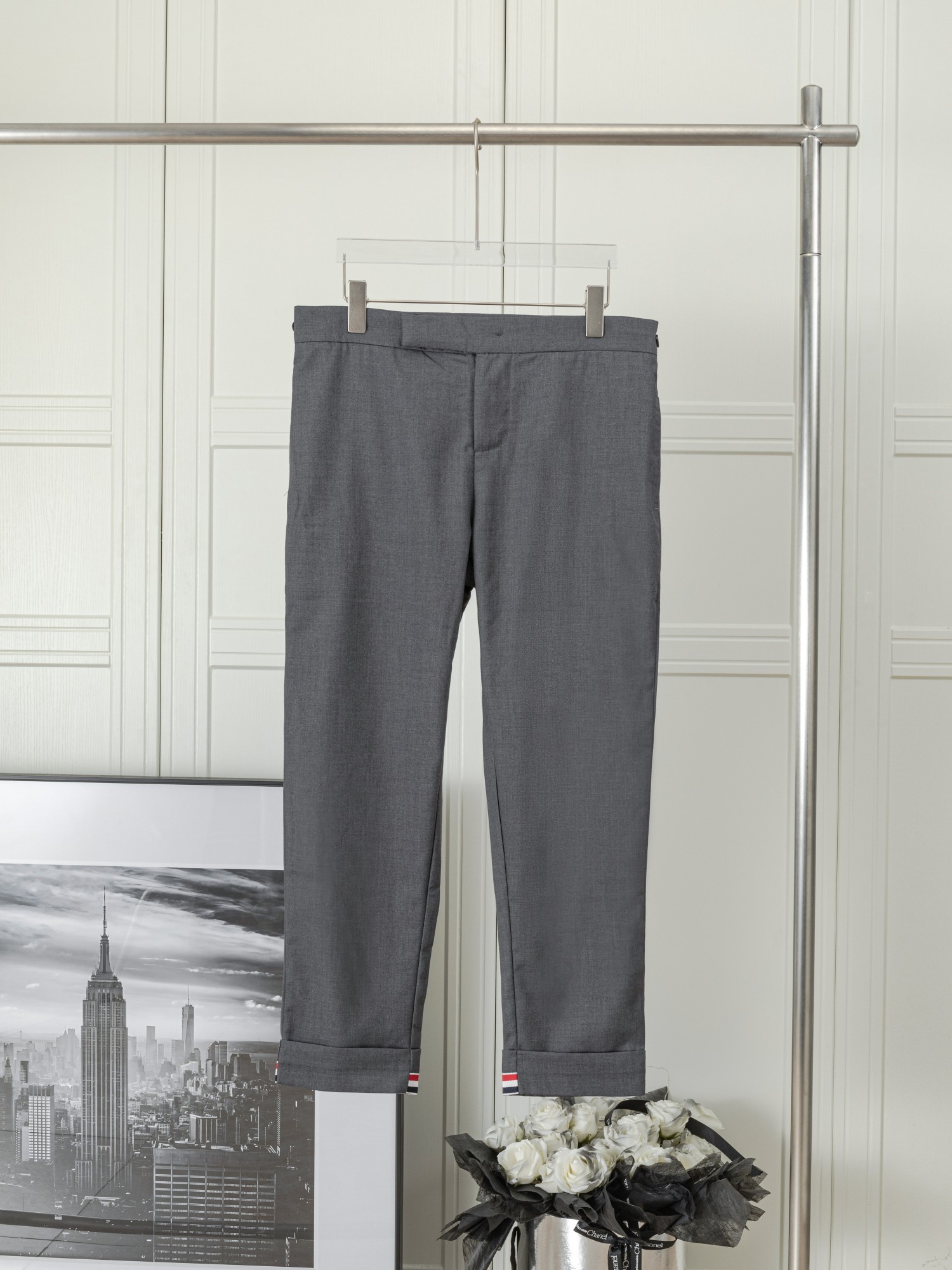 𝑻𝒉𝒐𝒎 𝑩𝒓𝒐𝒘𝒏𝒆 🇳🇱 Pantalones de vestir de nueve décimos con cinta tejida roja, blanca y azul. THOM BROWNE, Tom…