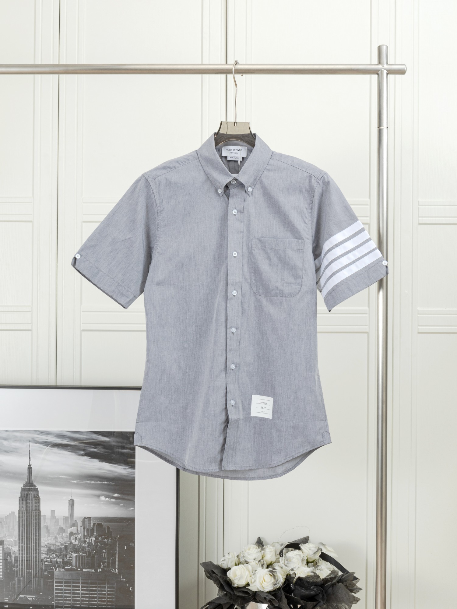 THOM BROWNE, Tom Brown. Camisa de manga corta de franela teñida en hilo. Versión con etiqueta de origen fabricada en It…