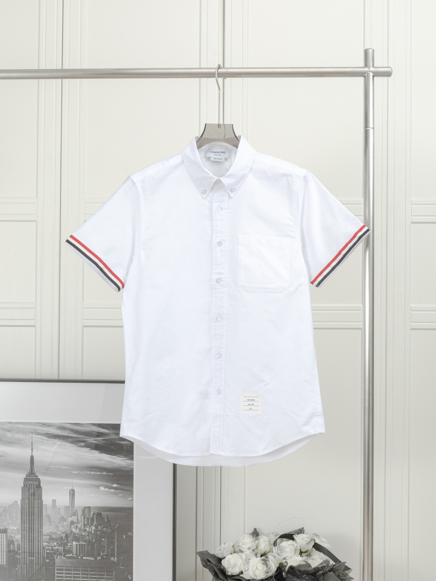 𝗧𝗵𝗼𝗺 𝗕𝗿𝗼𝘄𝗻𝗲 Camisa de manga corta con cinta tejida roja, blanca y azul en el puño. Usar camisas realmente pue…