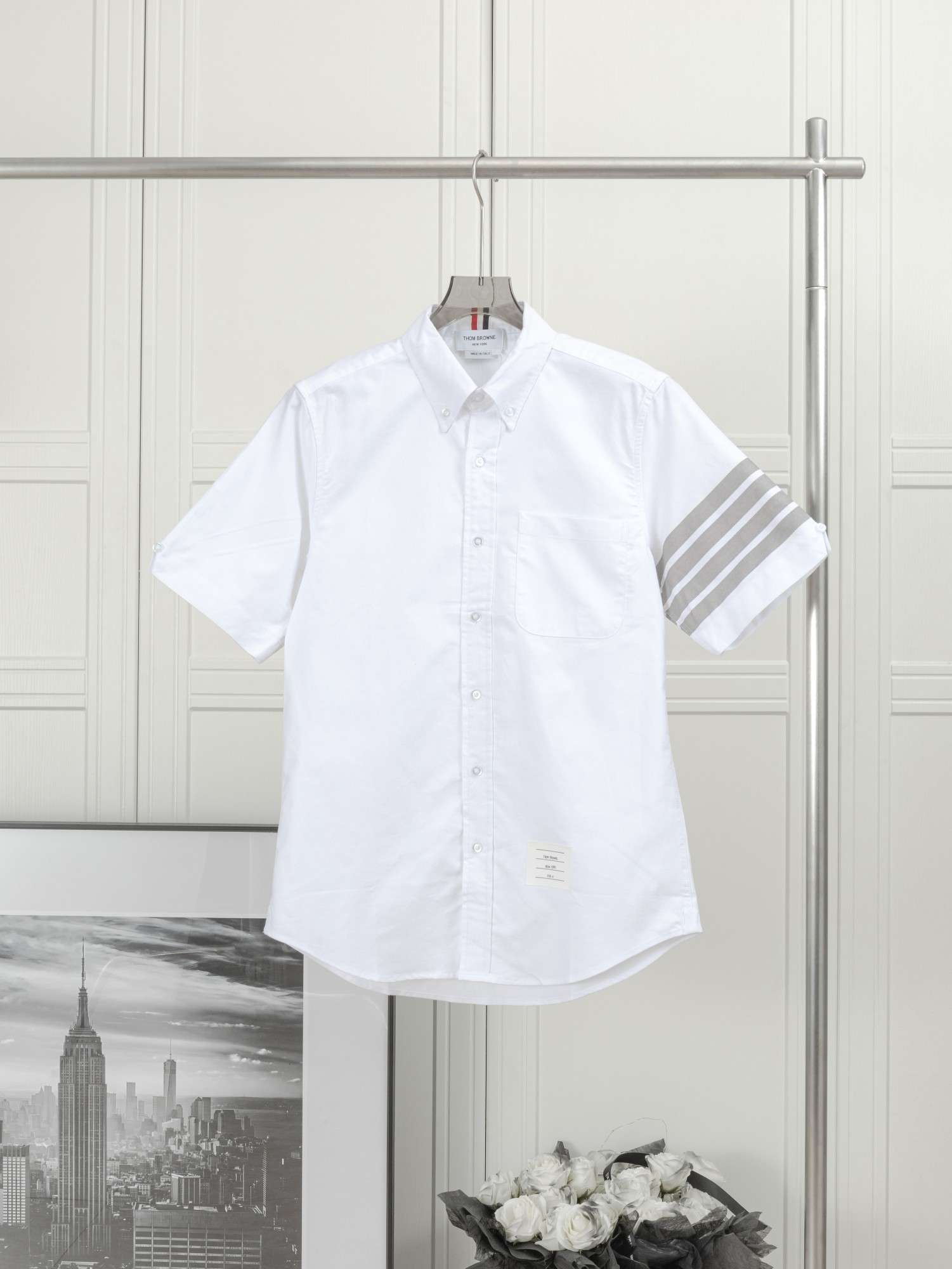 𝑻𝒉𝒐𝒎 𝑩𝒓𝒐𝒘𝒏𝒆 🇳🇱 Camisa clásica de manga corta gris con cuatro rayas en una manga. THOM BROWNE, Tom Brown. Ca…