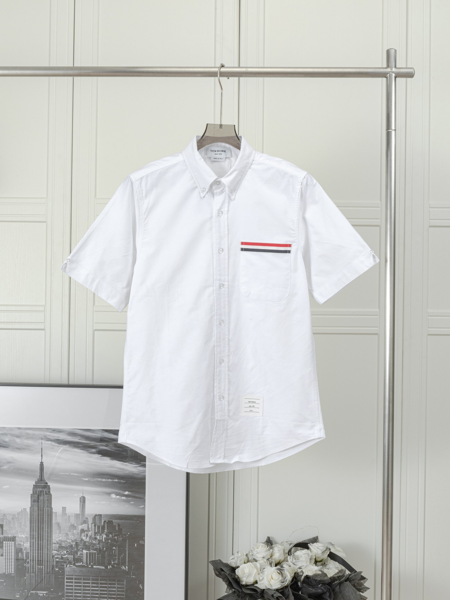 𝑻𝒉𝒐𝒎 𝑩𝒓𝒐𝒘𝒏𝒆 🇳🇱 Camisa de manga corta con bolsillo y cinta tejida, nuevo modelo de verano. THOM BROWNE, Tom …