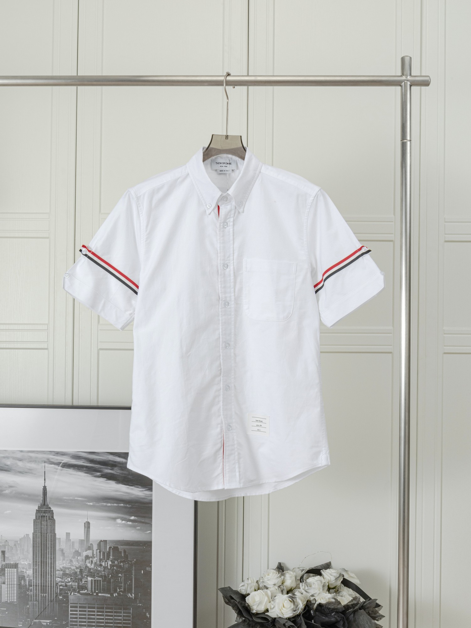 𝑻𝒉𝒐𝒎 𝑩𝒓𝒐𝒘𝒏𝒆 🇳🇱 Camisa de manga corta con cinta tejida en ambas mangas. THOM BROWNE, misma versión que la ti…