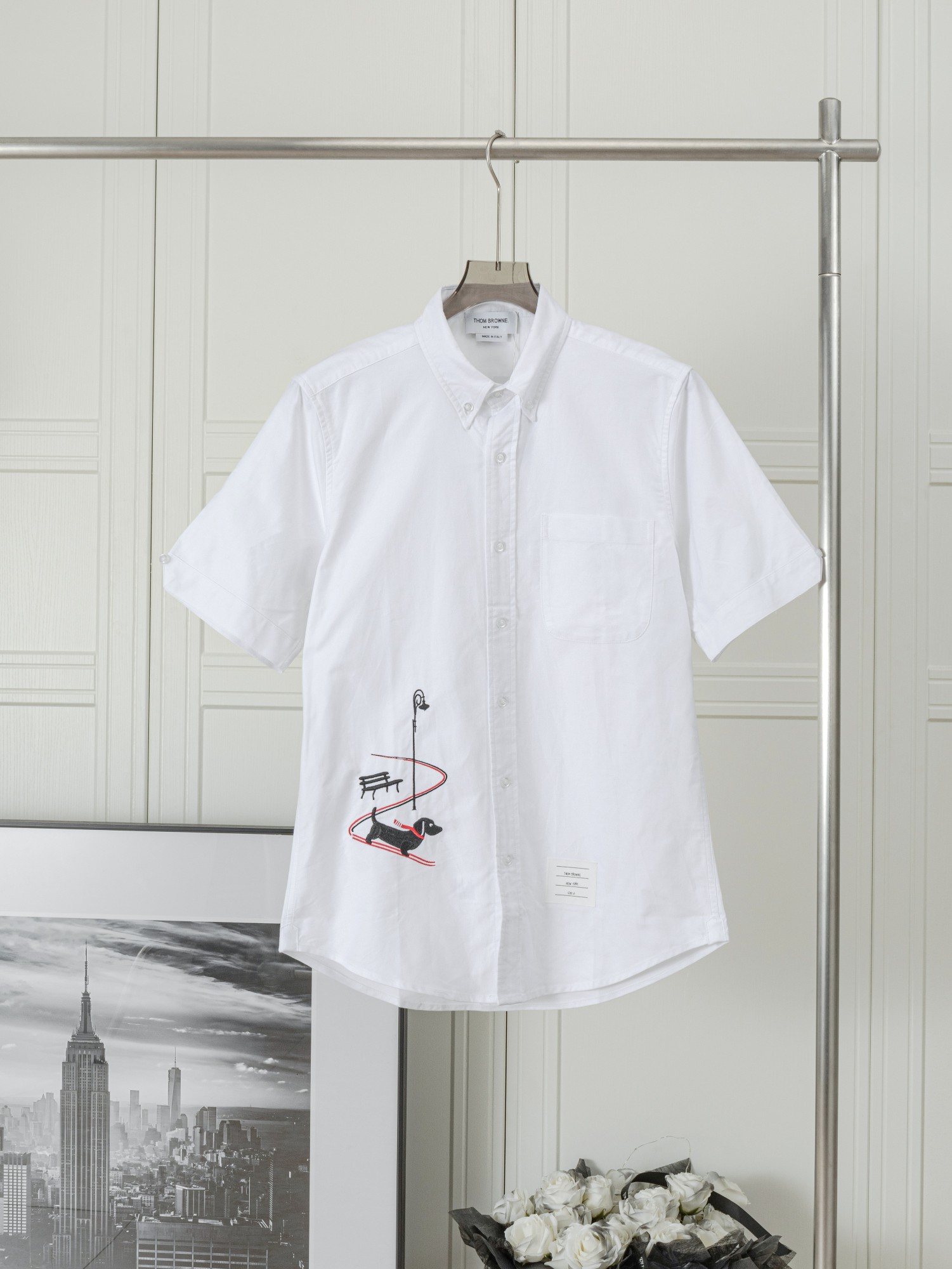 𝑻𝒉𝒐𝒎 𝑩𝒓𝒐𝒘𝒏𝒆 🇳🇱 Camisa de manga corta con bordado de perro, trineo y farola, ThomBrowne/Tom Browne, nueva ca…
