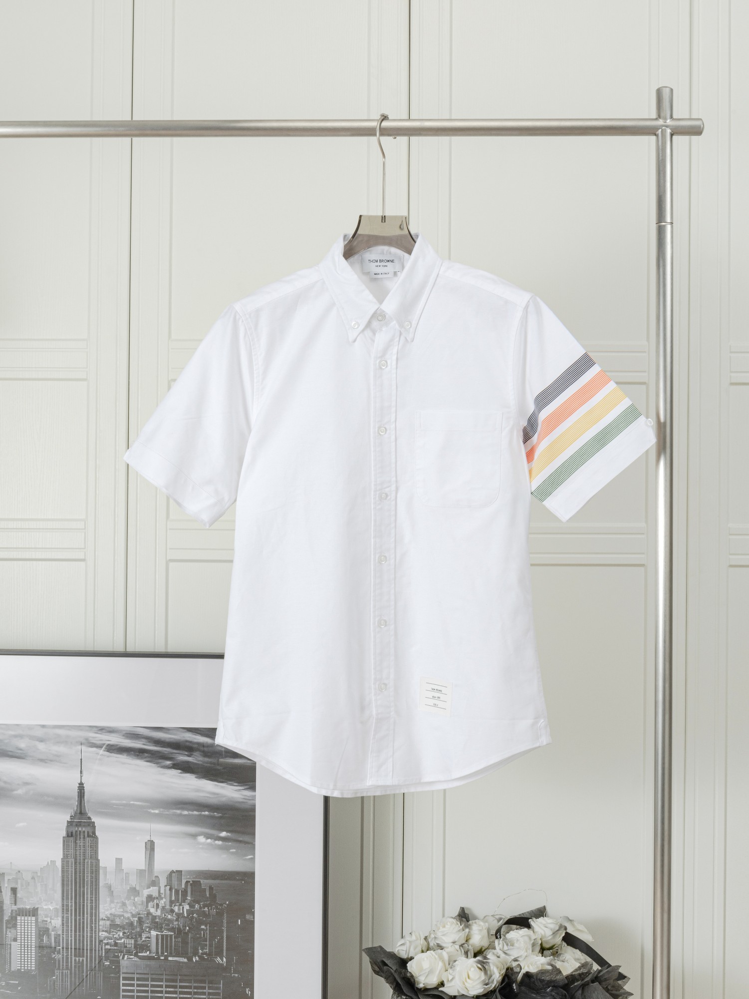 𝑻𝒉𝒐𝒎 𝑩𝒓𝒐𝒘𝒏𝒆 🇳🇱 Camisa clásica de manga corta de oxford con cuatro barras arcoíris, THOM BROWNE, Tom Browne,…