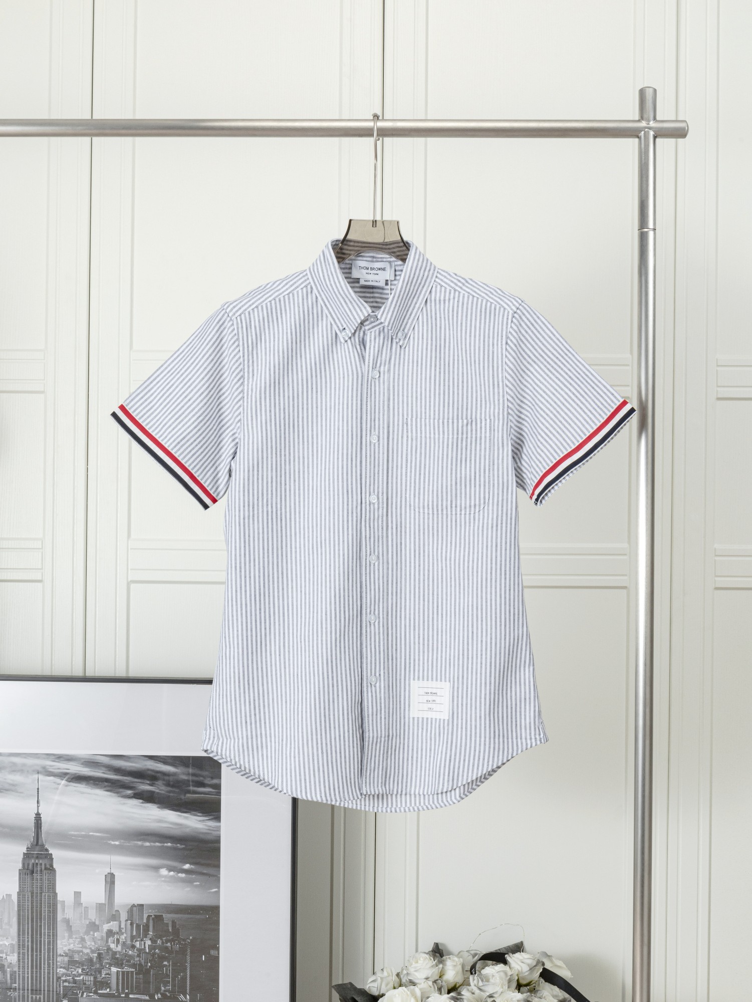 𝑻𝒉𝒐𝒎 𝑩𝒓𝒐𝒘𝒏𝒆 🇳🇱 Nueva camisa de manga corta con doble etiqueta en la manga y cinta de rayas roja, blanca y a…