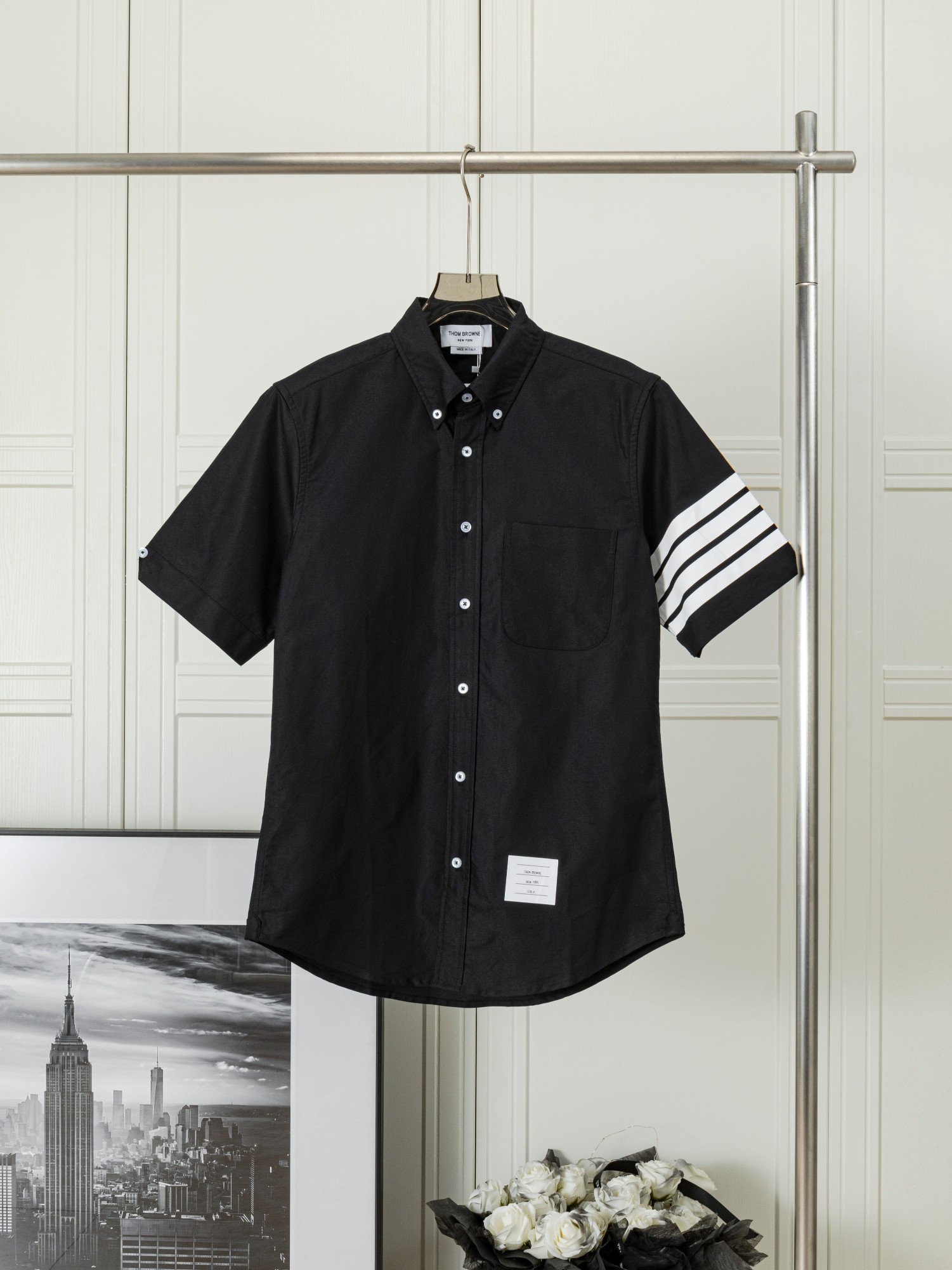 𝑻𝒉𝒐𝒎 𝑩𝒓𝒐𝒘𝒏𝒆 🇳🇱 Camisa clásica de manga corta de oxford negra con cuatro barras, unisex, mismo modelo que en…