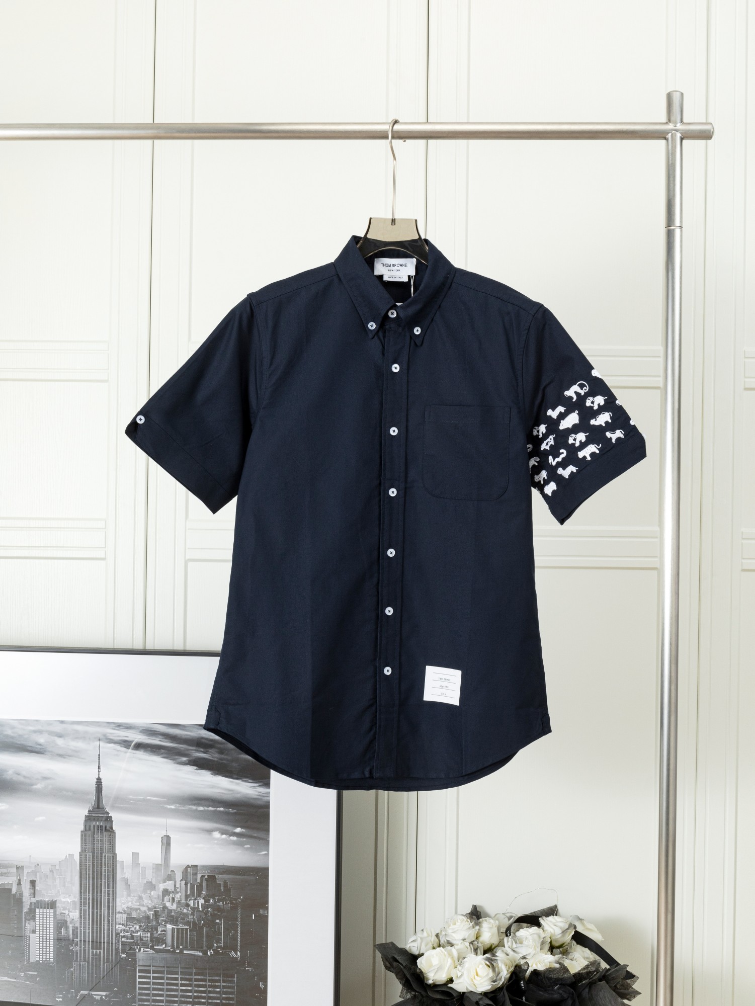 𝑻𝒉𝒐𝒎 𝑩𝒓𝒐𝒘𝒏𝒆 🇳🇱 Camisa clásica de manga corta de oxford con bordado de pequeños animales en una manga, tela …