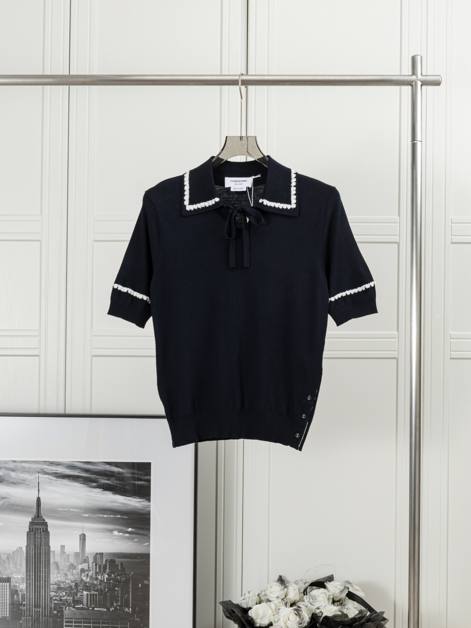 𝑻𝒉𝒐𝒎 𝑩𝒓𝒐𝒘𝒏𝒆 Polo de manga corta con bordado de toalla Thom Browne: polo con bordado de toalla 1:1, tela perso…