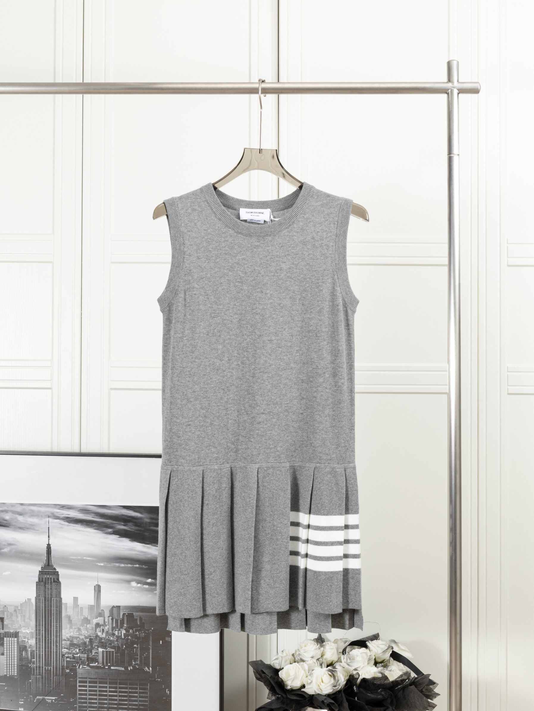 𝑻𝒉𝒐𝒎 𝑩𝒓𝒐𝒘𝒏𝒆 vestido sin mangas de Zhao Lusi, Thom Browne: vestido sin mangas de Zhao Lusi, 1:1 tejido y acces…
