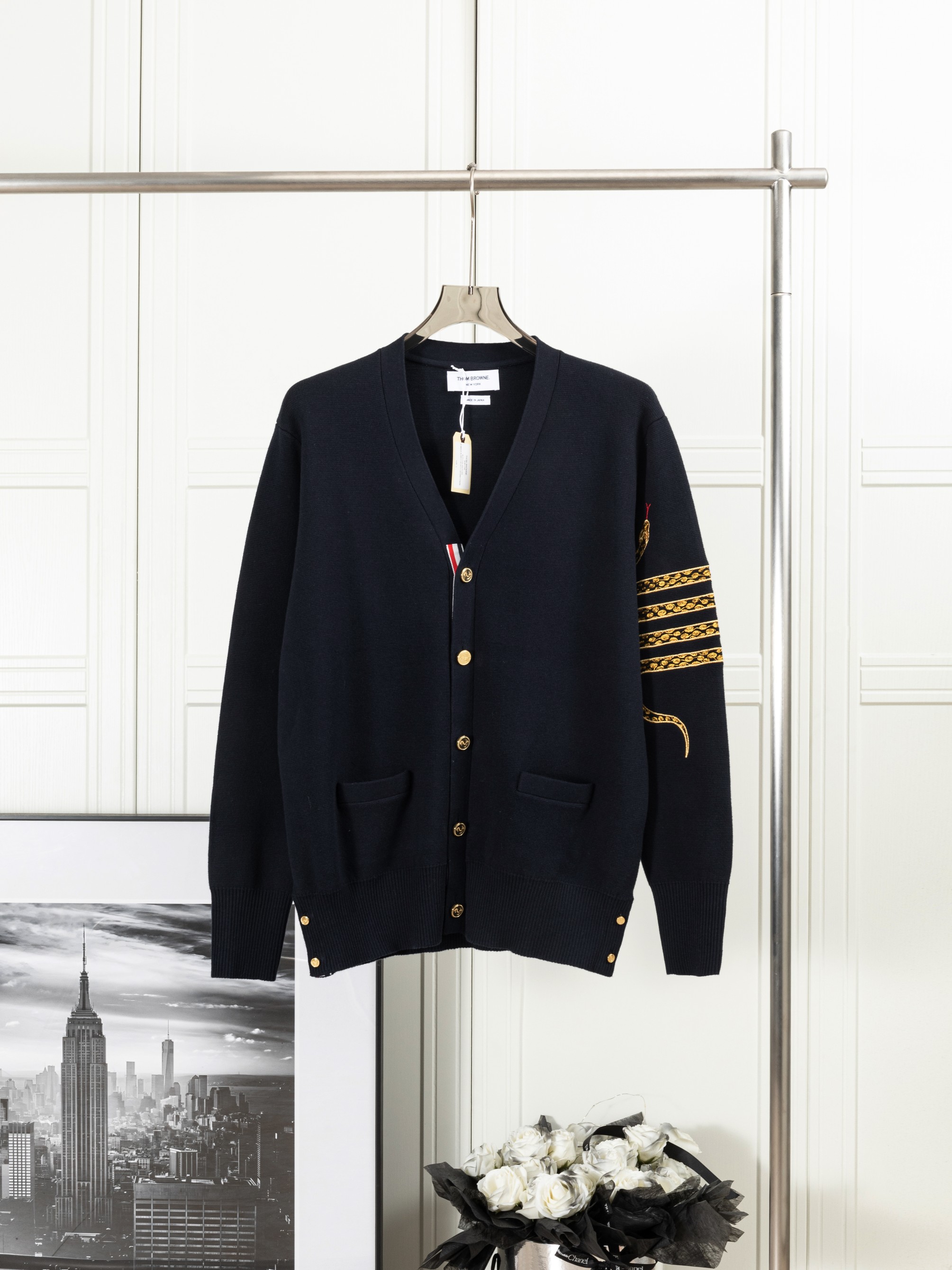 𝑻𝒉𝒐𝒎 𝑩𝒓𝒐𝒘𝒏𝒆 白敬亭蛇年手臂刺绣开衫 Thom Browne:白敬亭蛇年手臂刺绣羊毛开衫 1:1 原版定制面料 辅料 颜色: 藏青色 尺码：1234 码