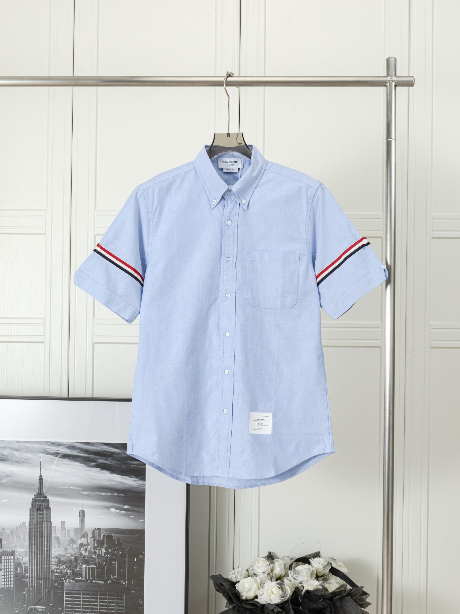 𝑻𝒉𝒐𝒎 𝑩𝒓𝒐𝒘𝒏𝒆双袖织带牛津纺短袖衬衫 THOM BROWNE ·汤姆布朗 万年经典双袖标牛津纺短袖衬衫 高精定制正品牛津纺 进口正品织带 采用进口设备缝制 针距细密 高清还原细节 工厂高端品质 三标齐 高精工 …
