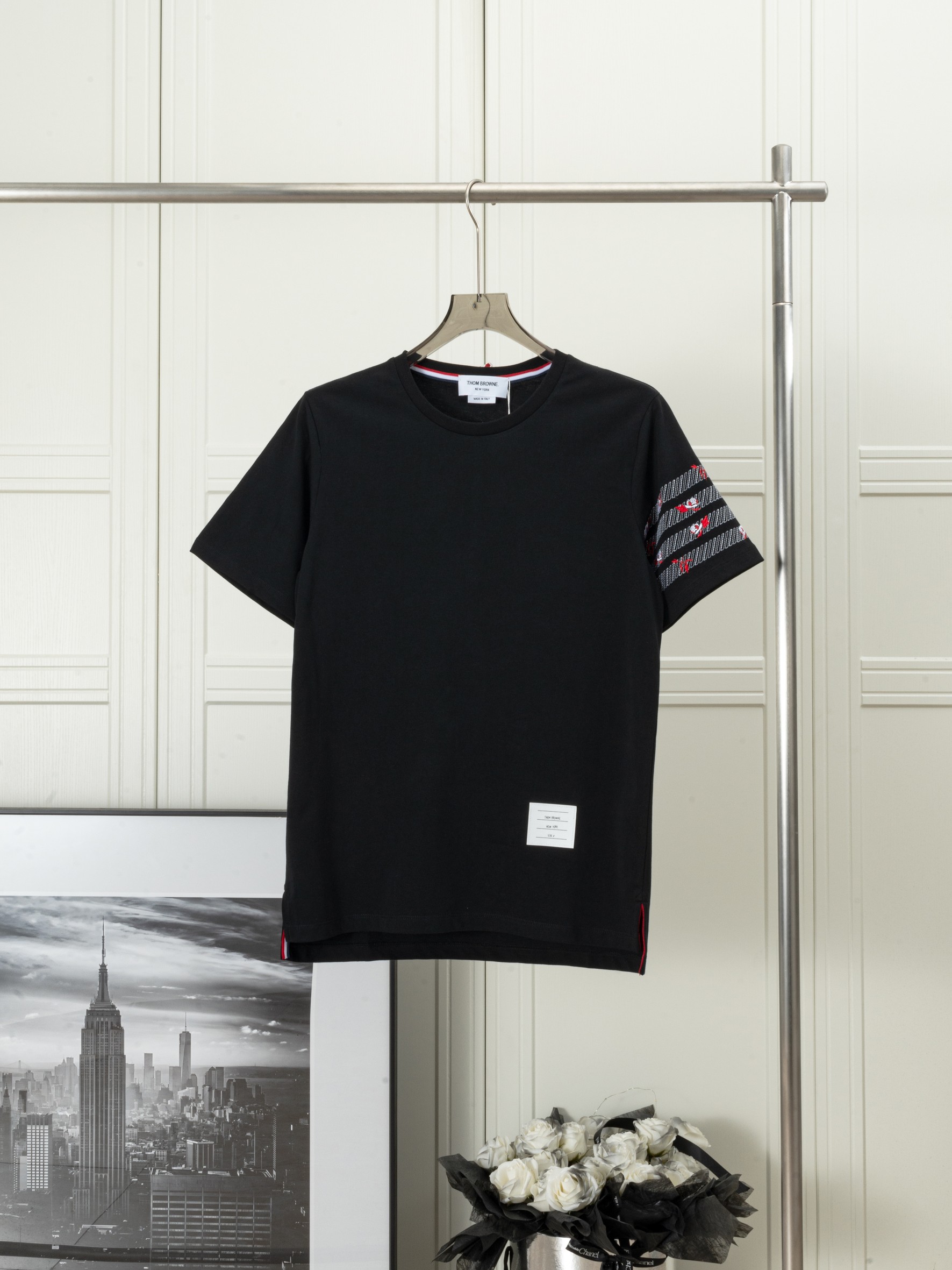 𝑻𝒉𝒐𝒎 𝑩𝒓𝒐𝒘𝒏𝒆 rose four-stripe embroidery crew neck short sleeve. Sleeve embroidered rose pattern summer T-shir…