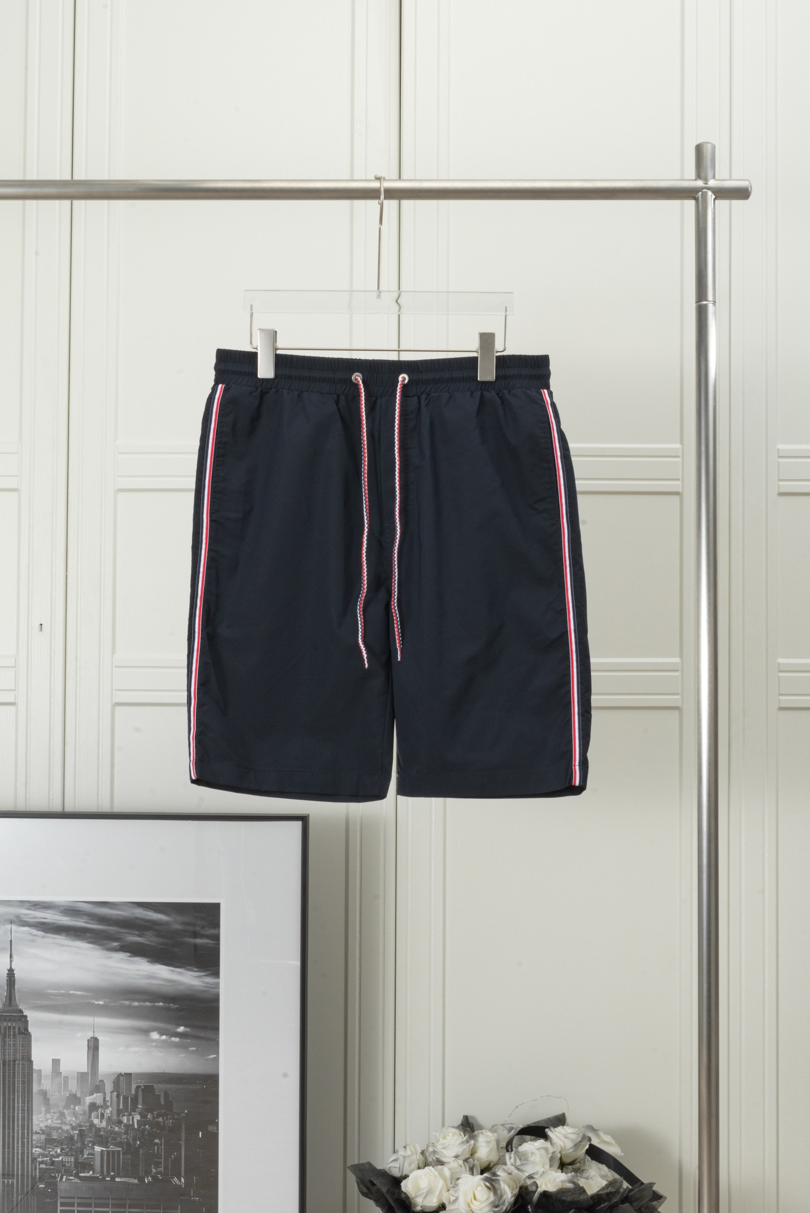 𝑻𝒉𝒐𝒎 𝑩𝒓𝒐𝒘𝒏𝒆 five-point pants with red, white and blue webbing on both sides. ThomBrowne/Tom Browne quick-dry …