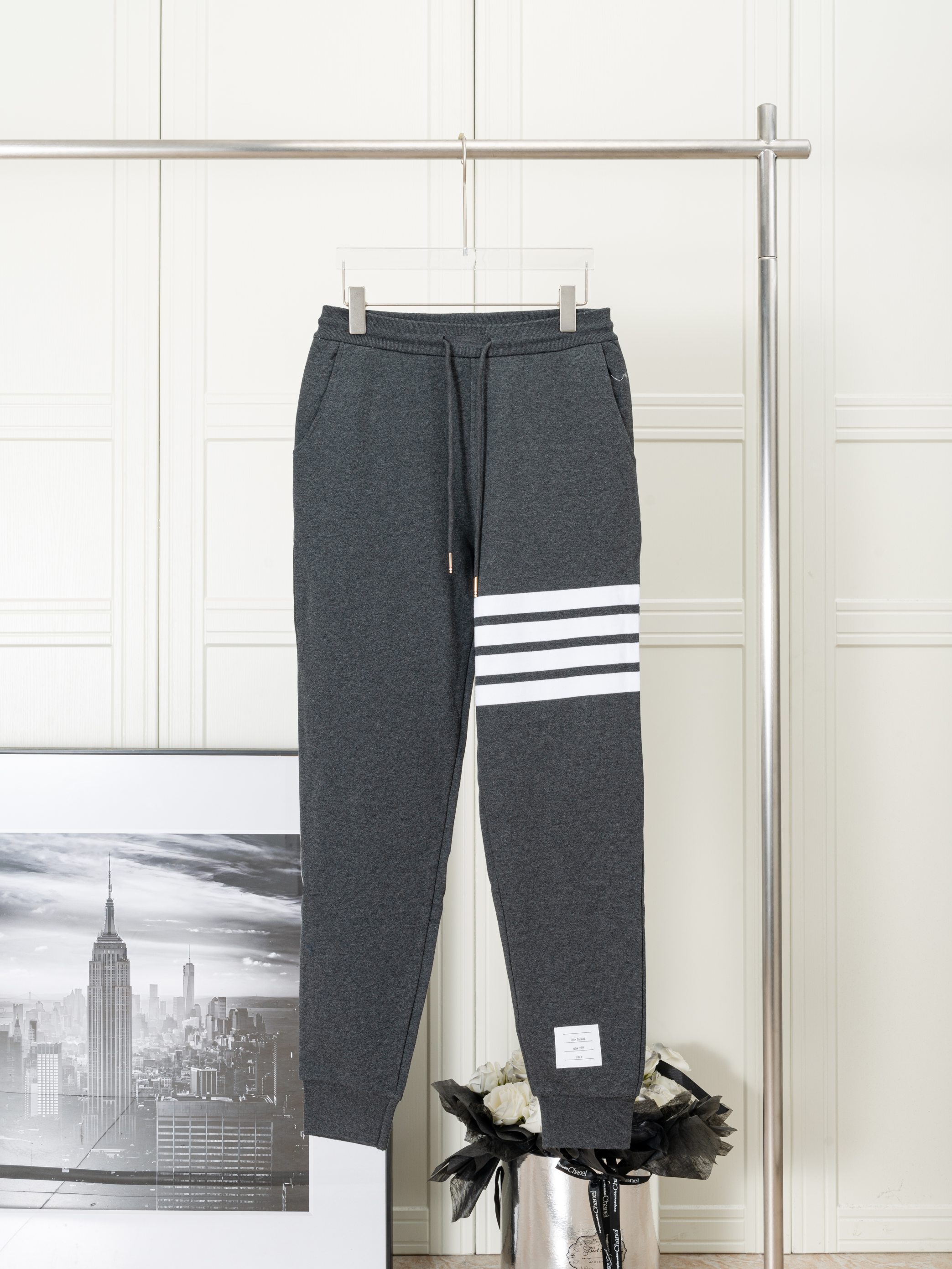 𝑻𝒉𝒐𝒎 𝑩𝒓𝒐𝒘𝒏𝒆 versión mejorada de pantalones casuales largos clásicos con cuatro rayas, tejido de algodón perso…