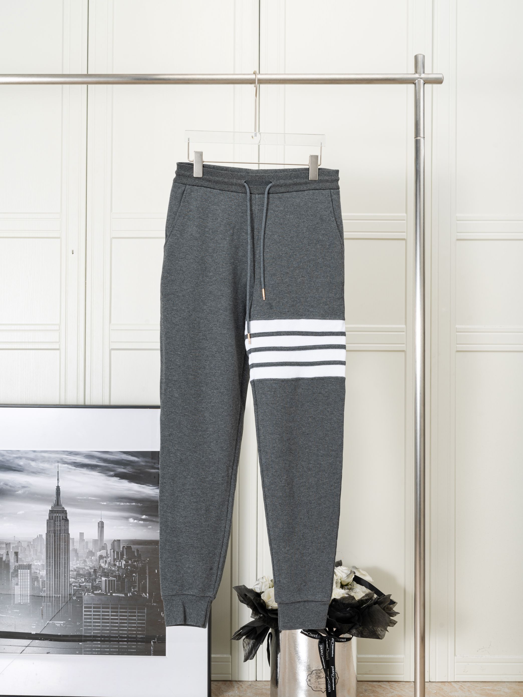𝑻𝒉𝒐𝒎 𝑩𝒓𝒐𝒘𝒏𝒆 pantalones casuales largos de gofre con cuatro rayas, THOM BROWNE, pantalones casuales largos de …