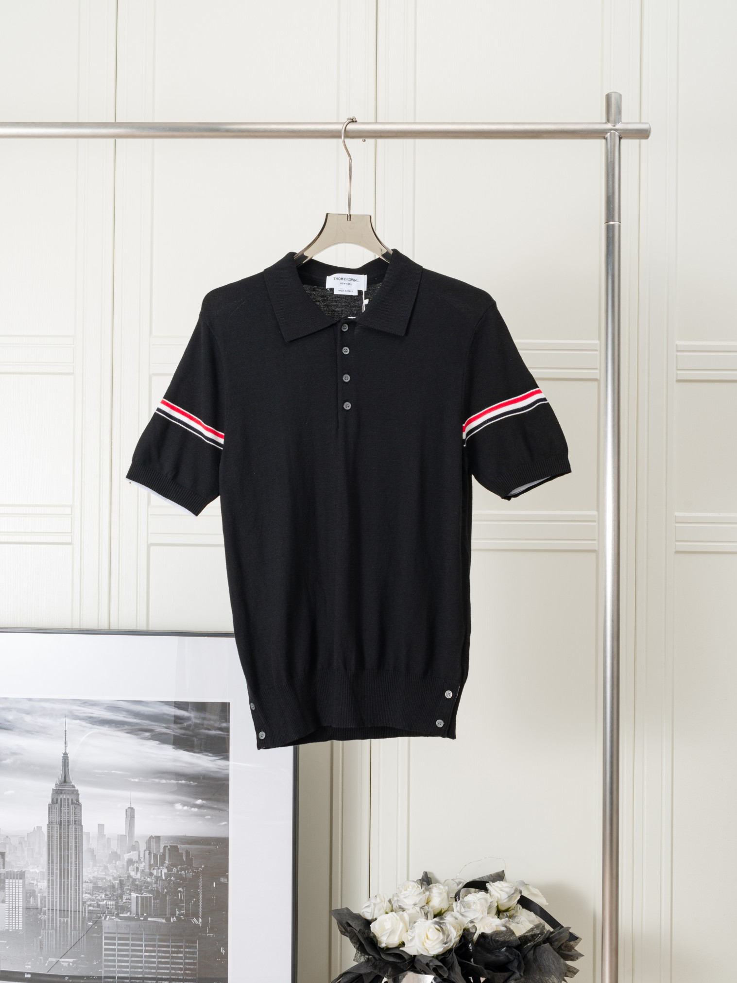 𝑻𝒉𝒐𝒎 𝑩𝒓𝒐𝒘𝒏𝒆 polo de manga corta de seda helada con rayas de colores en ambas mangas, thom browne, polo de cue…