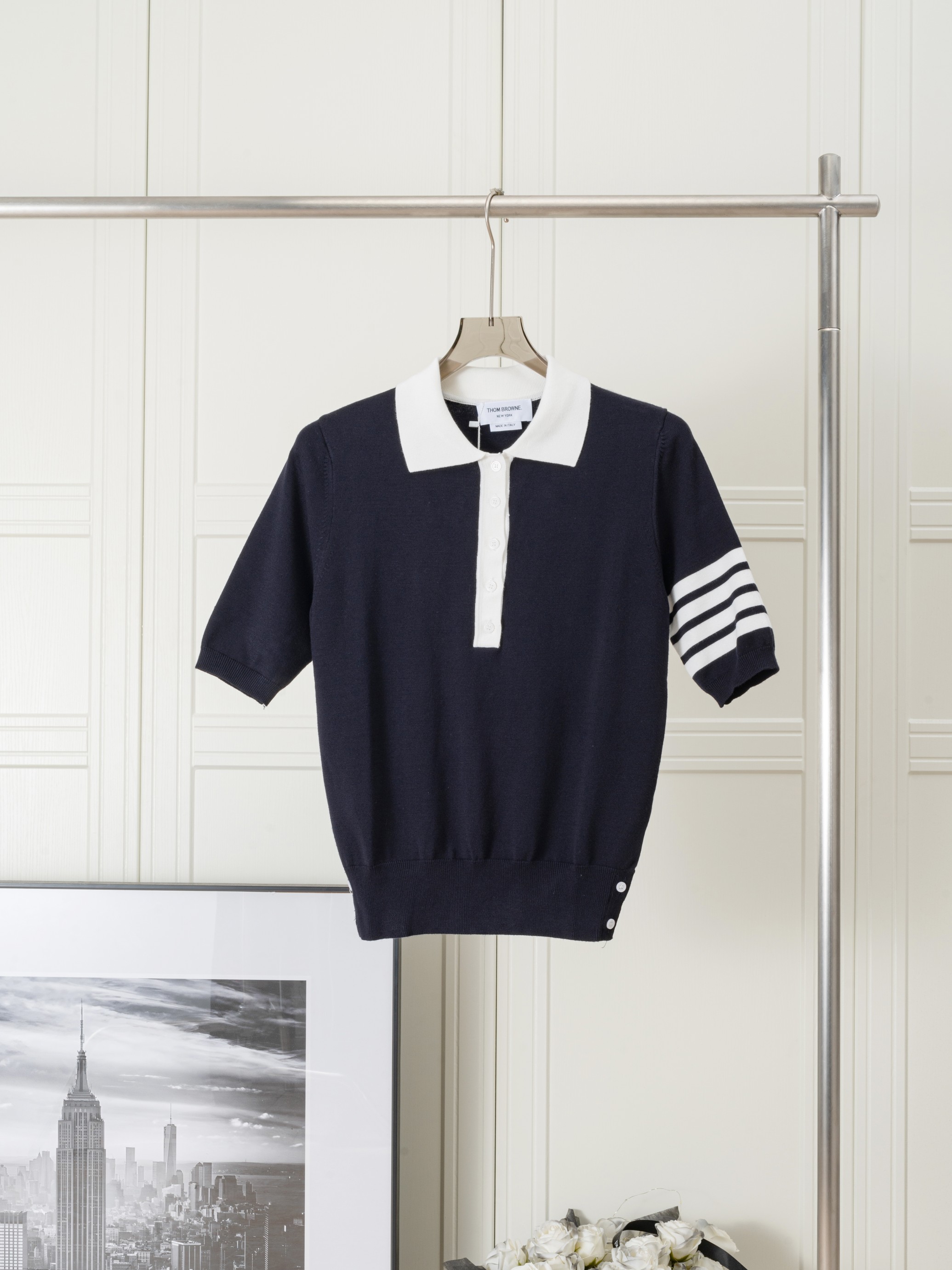 𝑻𝒉𝒐𝒎 𝑩𝒓𝒐𝒘𝒏𝒆 polo con estampado de perrito en la espalda y cuello de contraste, Thom Browne, polo de punto par…