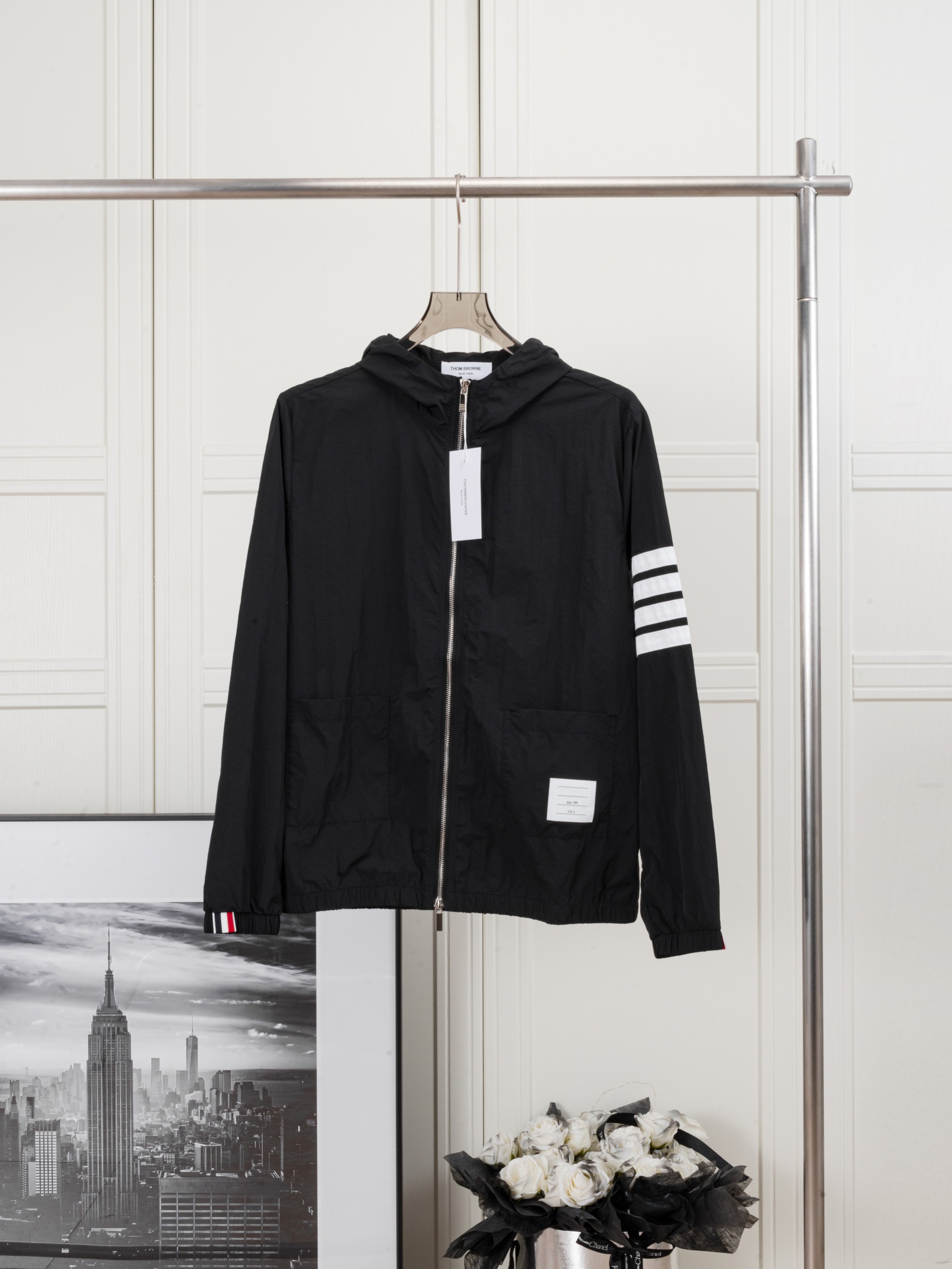 𝑻𝒉𝒐𝒎 𝑩𝒓𝒐𝒘𝒏𝒆四杠薄款高级防晒服外套 THOM BROWNE 经典条纹四杠高级薄款防晒服外套 面料采用高级定制薄款防晒抗紫外线等级S+ 可提供面料证书认证 面料透气抗皱 舒适冰凉感十足 面料也是独家选用四个色号…