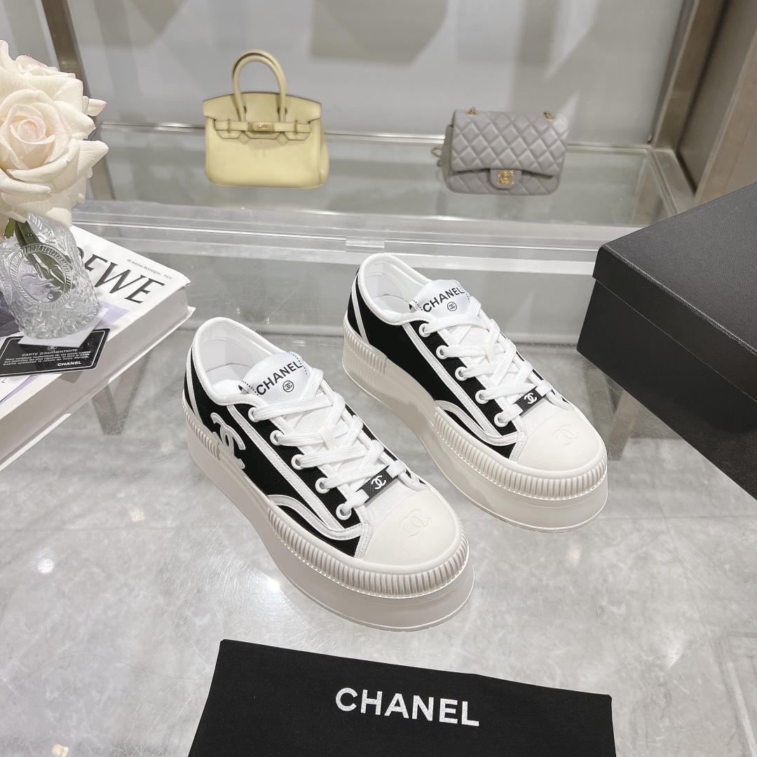 p270 Zapatos Chanel de lona con suela gruesa tipo galleta. La nueva serie de lienzos retro presenta una postura relajad…