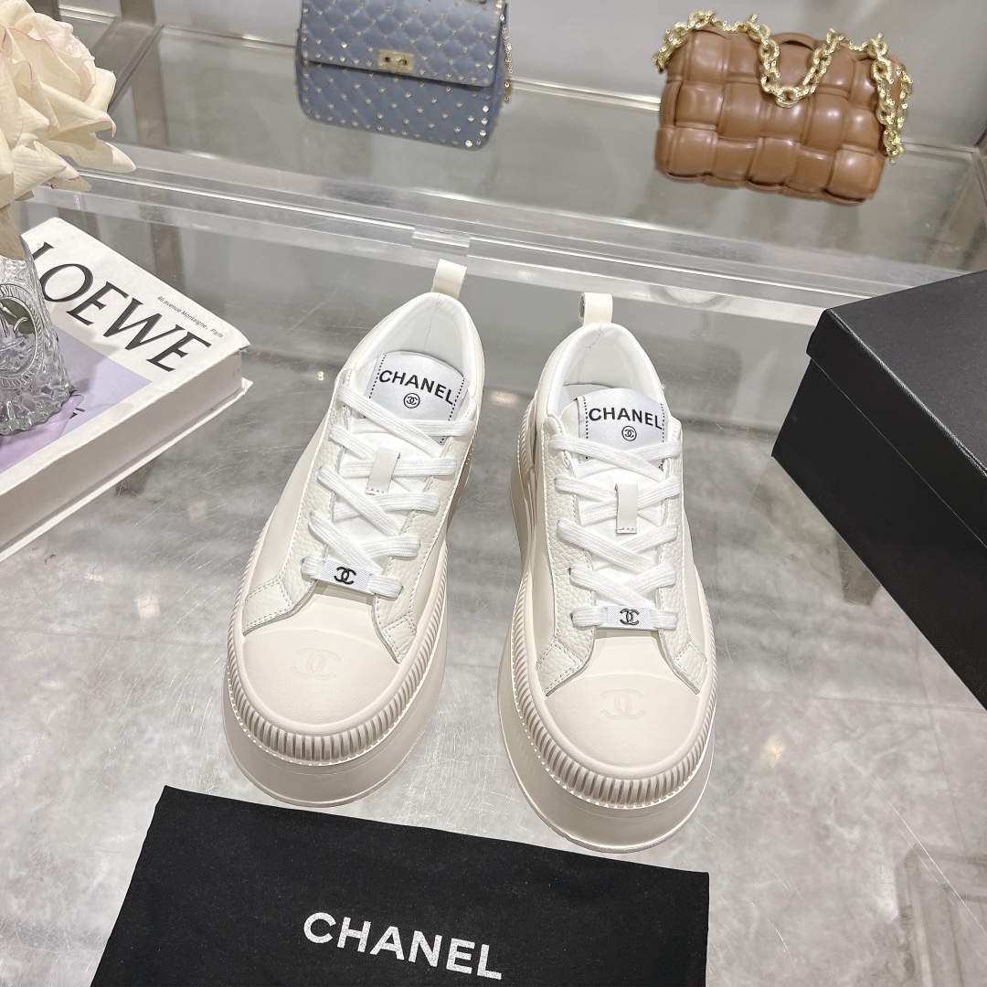 NO:129797,Out---Chanel thick-soled canvas cookies shoes. A new retro canvas series, presenting a slack posture and lightness to start the summer journey. Continuing the iconic deconstructed silhouette of ANN ANDELMAN, the shoe body is presented with simple three-dimensional lines and double A logo. The upper is covered with breathable canvas fabric, and the upper is soft and soft to enhance the feel of the feet. It uses a silhouette rubber thick sole, and the geometric texture embellishes the rubber edge details. The height-enhancing and pulling leg effect is comparable to leg plastic surgery. It can easily hold the legs and legs in various styles. It can be easily matched with any style!  Upper material cowhide inner material sheepskin size 35-40, chanel, cowhide, sheepskin19860909出---香奈儿厚底帆布饼干鞋 全新复古帆布系列,呈递松弛之姿,轻盈于形开启盛夏之旅. 延续ANN ANDELMAN 标志性解构化廓形,鞋身以简约立体线条及双A logo呈现,鞋面覆盖透气帆布面料,注入上层柔软提升脚感,采用廓形橡胶厚底,几何纹理点缀橡胶包边细节.增高拉腿效果堪比腿部整形 巨显腿细腿长各种风格都能轻松hold住 随便搭！ 鞋面材质牛皮 内里材质羊皮 码数35-40,,chanel,cowhide,sheepskin,Women's Shoes