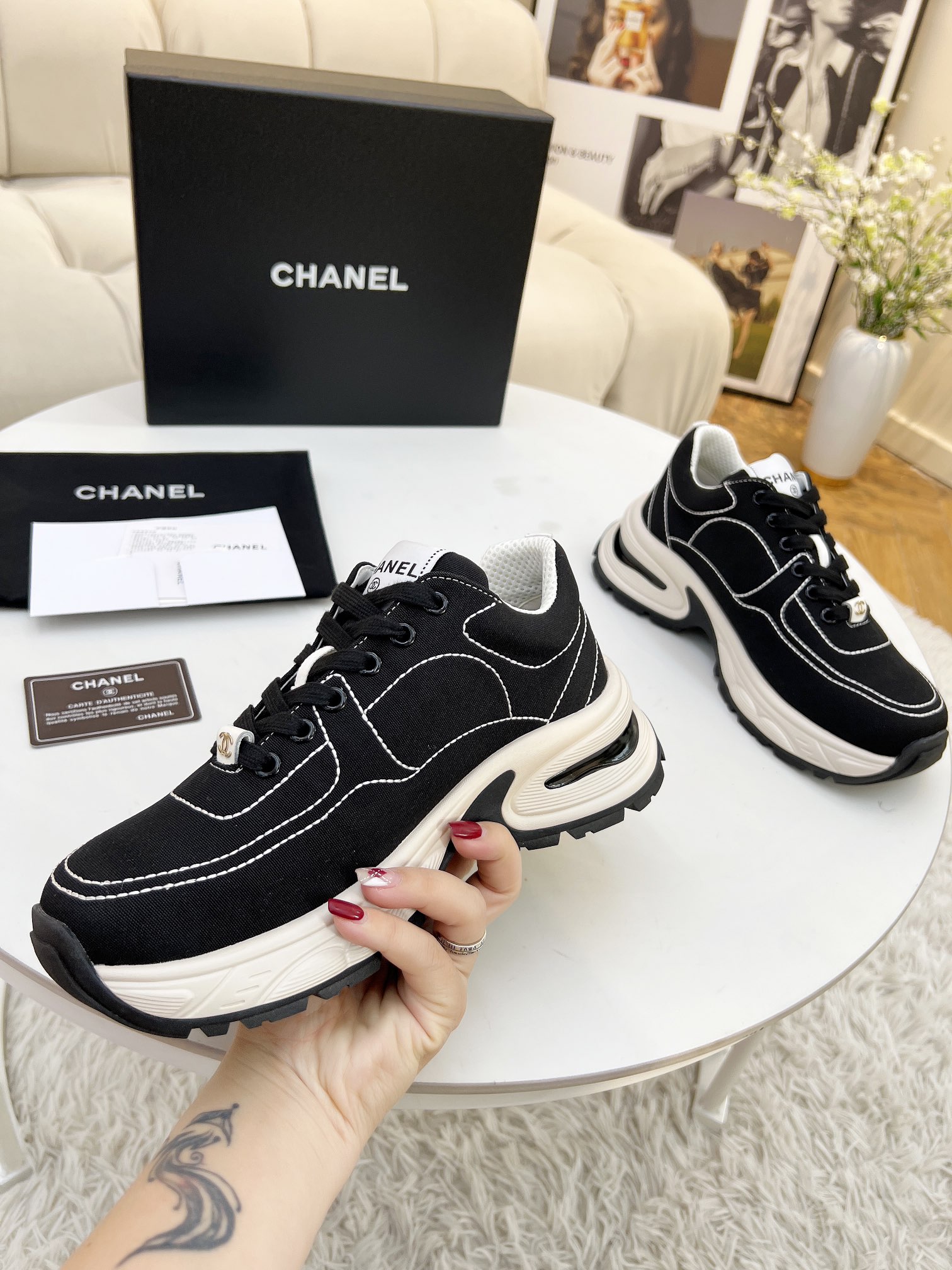 NO:129777,Cloth CHANEL 25C early spring vacation new shoe style casual shoes A pair of comfortable shoes can reduce the fatigue of your feet, the new model is very versatile. Whether it is daily wear, sister gatherings, workplace commuting, outdoor sports and various occasions, it can be easily controlled to increase height and make your legs straight, modify your feet, comfortable and comfortable without shaving your feet, and you can also wear them in summer. You can also wear them with temperament and workplace lychee pattern cowhide   plaid pad to show sheepskin Original open mold rubber foamed sole!  size: 35-40 (41 custom made without return or exchange), chanel, cowhide, sheepskin19860909布面 CHANEL 25C早春度假款新鞋型休闲鞋 一双舒适的鞋子能给自己减少脚下的劳累,新款Very 百搭 不管是日常穿搭,姐妹聚会 职场通勤,户外运动及各种场合都是可以轻松驾驭的增高显腿直、修饰脚型、舒服舒适不磨脚、透气性很好、夏天也可以穿哦、穿上气质拉满上班族也能轻松拥有 面料荔枝纹牛皮 格纹垫秀羊皮 原版开模橡胶发泡大底！ size: 35-40 (41定做不退不换),,chanel,cowhide,sheepskin,Women's Shoes