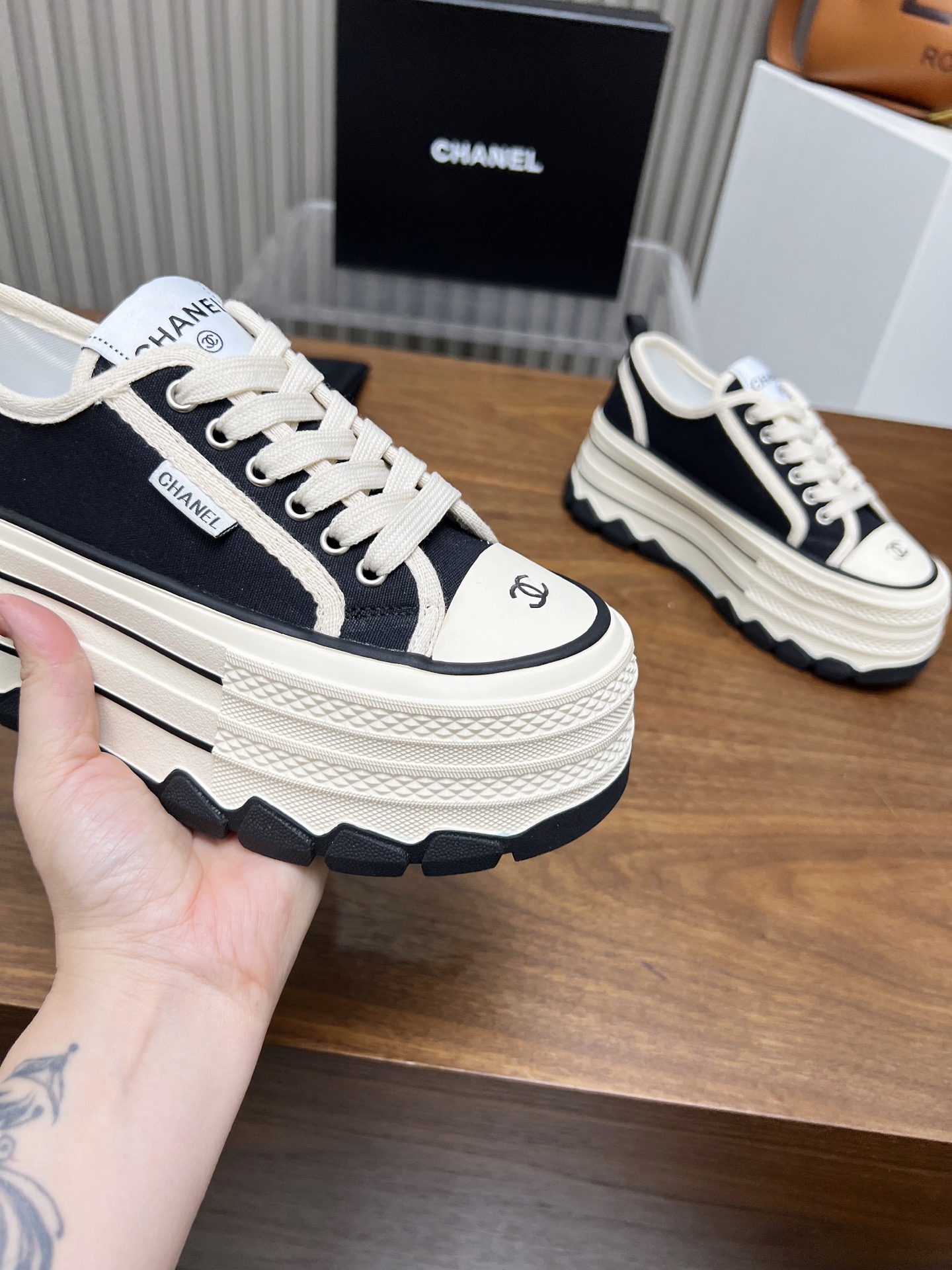 NO:166454,Top version, original single quality!  !  !  Chanel-Chicken-Biscuit Shoes Top casual sneakers for counter This classic design; the upper has a variety of craftsmanship styles; the sole is fashionable and sporty; it is an extraordinary variety of color matching elements... The diversified mix and match is very beautiful and versatile, casual, fashionable, sports, and outdoors can be taken into consideration... Go Material The upper is made of original canvas. The inner is made of sheepskin. The sole is based on the original TPU combination sole. The counter is made of high-quality packaging for women. The casual shoes/sports shoes, chanel, chanel, sneakers, sheepskin.19860909顶级版本,原单品质！！！ Chanel香奈儿——饼干鞋 专柜顶级休闲款运动鞋 这款经典设计；鞋面多种工艺的风格；大底却时尚运动；不平凡的拥入了多种配色元素…… 多元化混搭非常好看百搭,休闲,时尚,运动,户外都能兼顾…… Go 材料 鞋面采用 原版帆布 内里采用 羊皮 大底根据 原版TPU组合大底 专柜精品包装全套女35–40,休闲鞋/运动鞋,chanel,chanel,sneakers,sheepskin,Women's Shoes