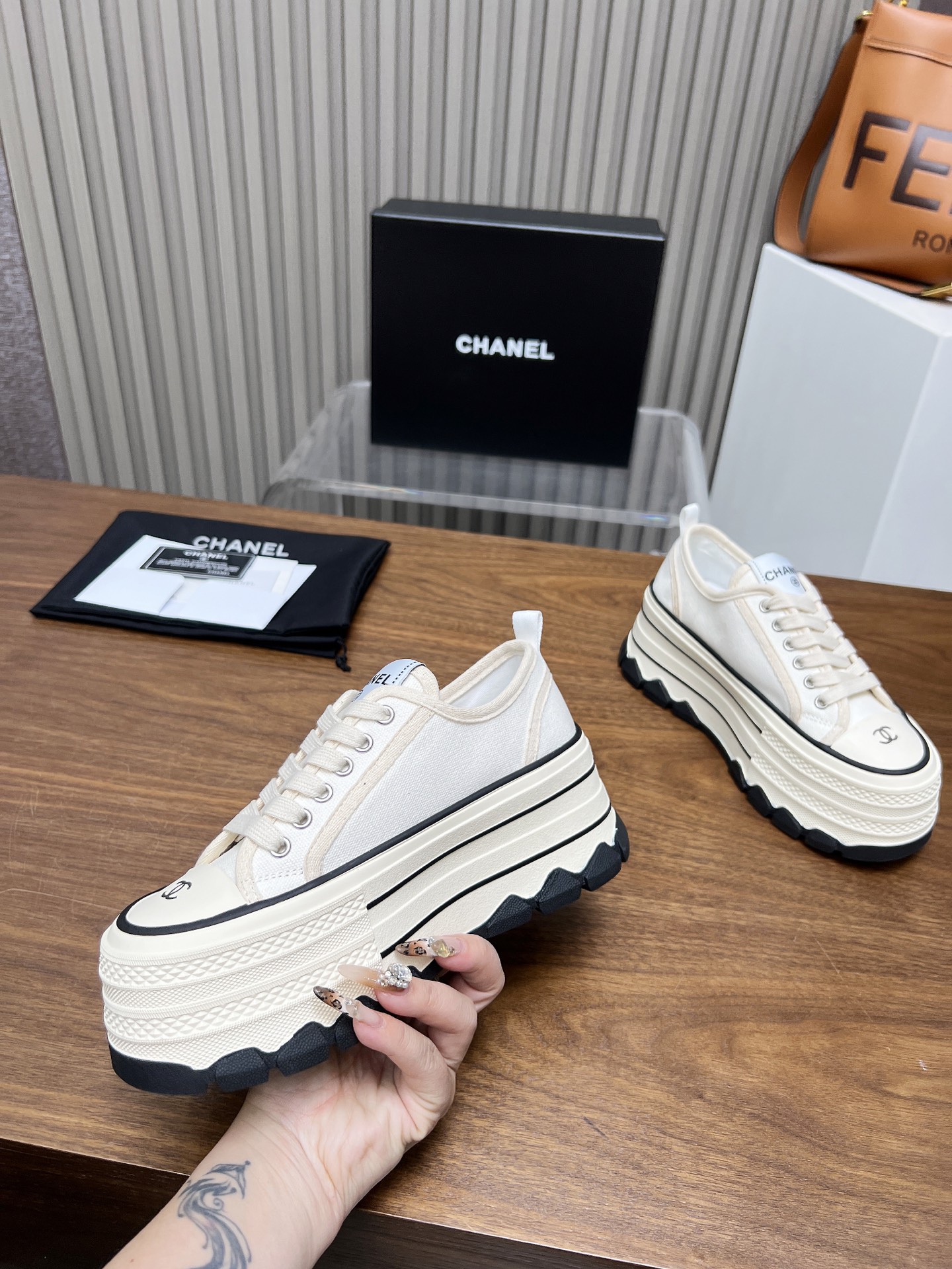 NO:164930,—Top version, original single quality!  !  !  Chanel-Chanel-2025 Cookie Shoes Top casual sneakers for counter This classic design; the upper has a variety of craftsmanship styles; the sole is fashionable and sporty; it is an extraordinary variety of color matching elements... The diversified mix and match is very beautiful and versatile, casual, fashionable, sports, and outdoors can be taken into consideration... Go Material The upper is made of original canvas. The inner is made of sheepskin. The sole is based on the original TPU combination sole. The counter is made of high-quality packaging for women. The full set of women's 35-40. Casual shoes/sports shoes, chanel, chanel, sneakers, sheepskin19860909—顶级版本,原单品质！！！ Chanel香奈儿——2025饼干鞋 专柜顶级休闲款运动鞋 这款经典设计；鞋面多种工艺的风格；大底却时尚运动；不平凡的拥入了多种配色元素…… 多元化混搭非常好看百搭,休闲,时尚,运动,户外都能兼顾…… Go 材料 鞋面采用 原版帆布 内里采用 羊皮 大底根据 原版TPU组合大底 专柜精品包装全套女35–40,休闲鞋/运动鞋,chanel,chanel,sneakers,sheepskin,Women's Shoes