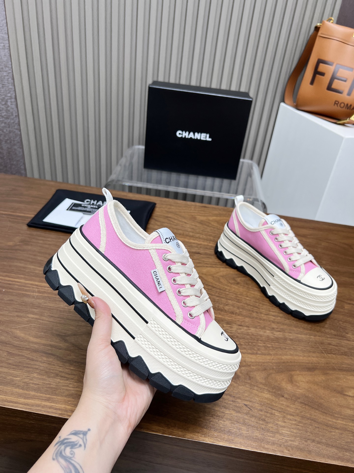 Chanel Biscuit Sneakers - Stijlvolle en comfortabele damesschoenen voor dagelijks gebruik