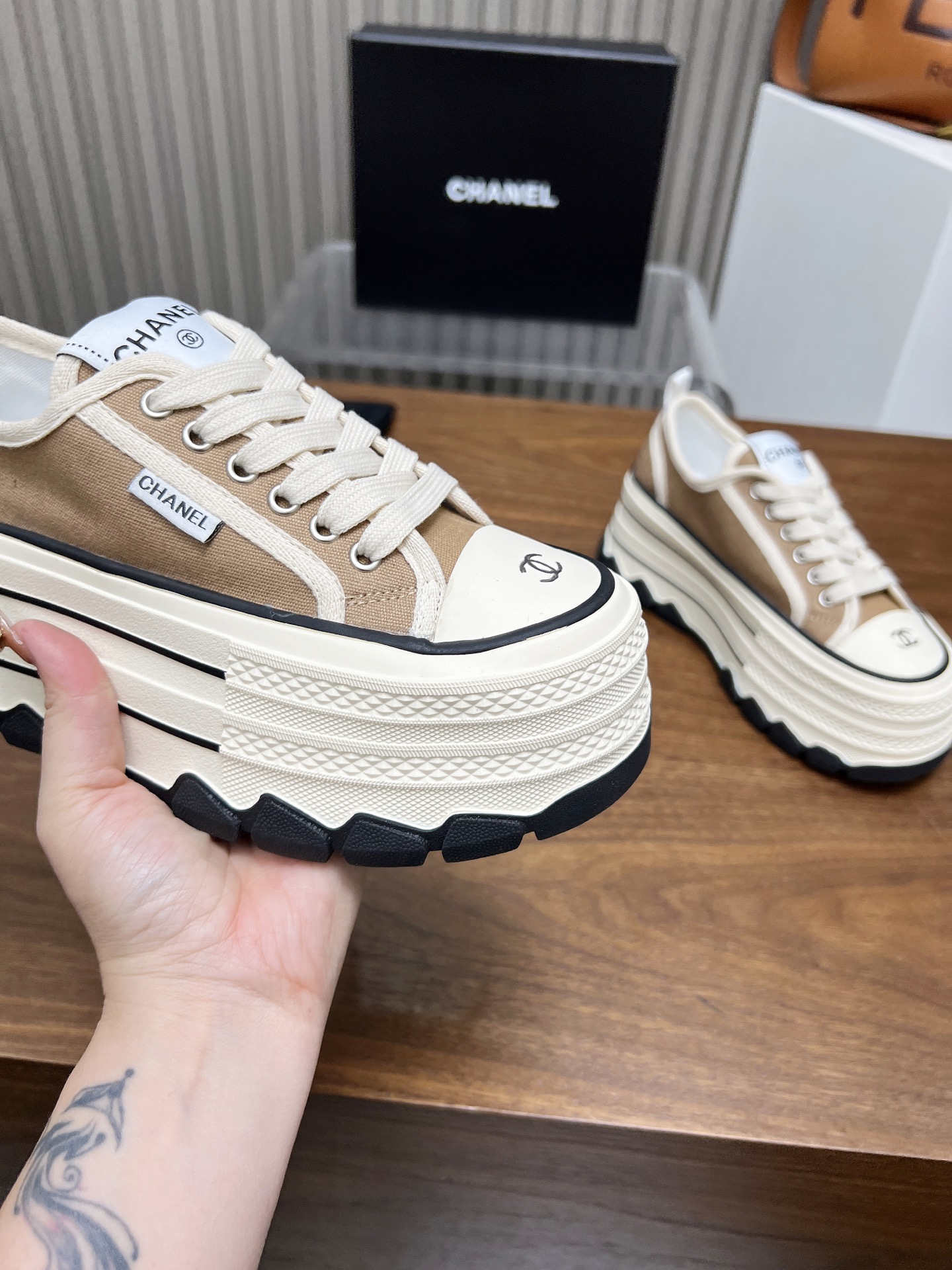 NO:166453,—Top version, original single quality!  !  !  Chanel-Chanel-2025 Cookie Shoes Top casual sneakers for counter This classic design; the upper has a variety of craftsmanship styles; the sole is fashionable and sporty; it is an extraordinary variety of color matching elements... The diversified mix and match is very beautiful and versatile, casual, fashionable, sports, and outdoors can be taken into consideration... Go Material The upper is made of original canvas. The inner is made of sheepskin. The sole is based on the original TPU combination sole. The counter is made of high-quality packaging for women. The full set of women's 35-40. Casual shoes/sports shoes, chanel, chanel, sneakers, sheepskin19860909—顶级版本,原单品质！！！ Chanel香奈儿——2025饼干鞋 专柜顶级休闲款运动鞋 这款经典设计；鞋面多种工艺的风格；大底却时尚运动；不平凡的拥入了多种配色元素…… 多元化混搭非常好看百搭,休闲,时尚,运动,户外都能兼顾…… Go 材料 鞋面采用 原版帆布 内里采用 羊皮 大底根据 原版TPU组合大底 专柜精品包装全套女35–40,休闲鞋/运动鞋,chanel,chanel,sneakers,sheepskin,Women's Shoes