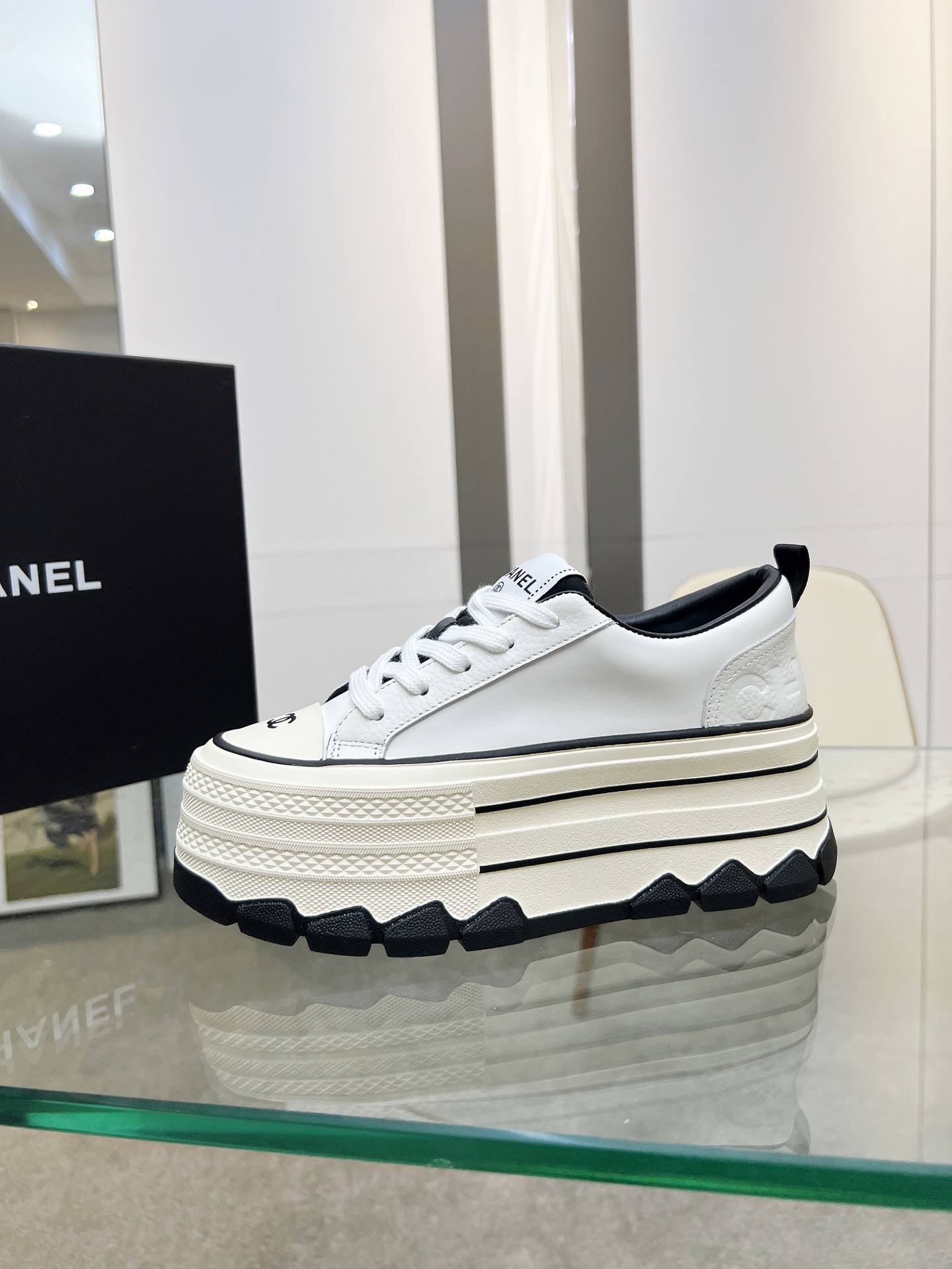 NO:543421,Out - Chanel thick-soled biscuit shoes, a new retro canvas series, showing a relaxed posture and lightness in shape to start the summer journey. Continuing the iconic deconstructed silhouette of ANN ANDELMAN, the shoe body is presented with simple three-dimensional lines and double A logo. The upper is covered with breathable fabric, and the upper layer is soft to improve the foot feel. It adopts a thick rubber sole with geometric texture and rubber edging details. The effect of heightening the legs is comparable to leg plastic surgery. It can easily hold the legs in various styles and wear them casually!  Upper material: cowhide, lining material: sheepskin lining, size 35-40, casual shoes/sports shoes, chanel, sneakers, cowhide, sheepskin19860909出–香奈儿厚底饼干鞋 全新复古帆布系列,呈递松弛之姿,轻盈于形开启盛夏之旅. 延续ANN ANDELMAN 标志性解构化廓形,鞋身以简约立体线条及双A logo呈现,鞋面覆盖透气面料,注入上层柔软提升脚感,采用廓形橡胶厚底,几何纹理点缀橡胶包边细节.增高拉腿效果堪比腿部整形 巨显腿细腿长各种风格都能轻松hold住 随便搭！ 鞋面材质牛皮 内里材质羊皮里 码数35-40,休闲鞋/运动鞋,chanel,sneakers,cowhide,sheepskin,Women's Shoes
