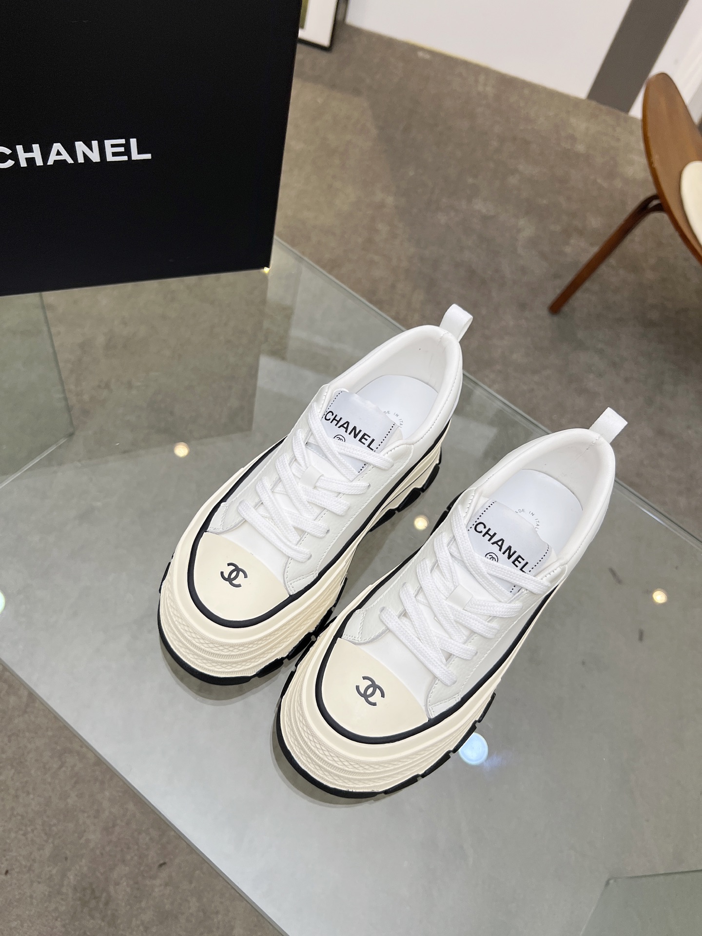 NO:261866,Chanel thick-soled biscuit shoes are a new retro series, presenting a slack posture and lightweight to start the journey of midsummer. Continuing CHANEL's iconic deconstructed silhouette, the shoe body is presented with simple three-dimensional lines and double logos, the upper top layer is soft and soft to enhance the feel of the feet, and the silhouette rubber thick sole is used, and the geometric texture is embellished with rubber edge details. The height-enhancing and pulling leg effect is comparable to leg plastic surgery. It can be easily held in various styles. It can be easily matched with any style!  Upper material cowhide inner material sheepskin size 35-40, casual shoes/sports shoes, chanel, chanel, sneakers, cowhide, sheepskin19860909香奈儿厚底饼干鞋 全新复古系列,呈递松弛之姿,轻盈于形开启盛夏之旅. 延续 CHANEL 标志性解构化廓形,鞋身以简约立体线条及双logo呈现,鞋面头层牛皮面料,注入上层柔软提升脚感,采用廓形橡胶厚底,几何纹理点缀橡胶包边细节.增高拉腿效果堪比腿部整形 巨显腿细腿长各种风格都能轻松hold住 随便搭！ 鞋面材质牛皮 内里材质羊皮里 码数35-40,休闲鞋/运动鞋,chanel,chanel,sneakers,cowhide,sheepskin,Women's Shoes