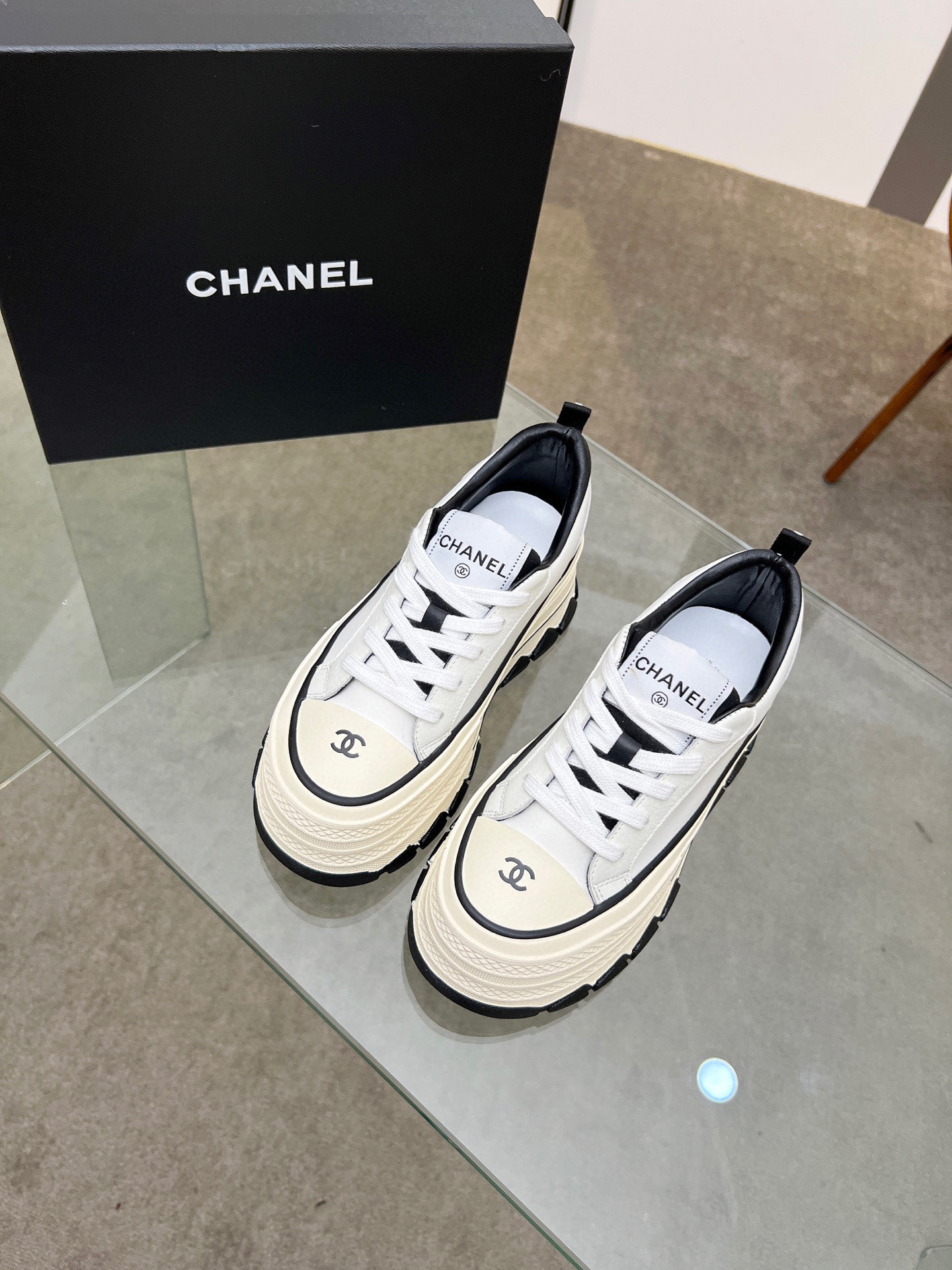 NO:543420,Chanel thick-soled biscuit shoes are a new retro series, presenting a slack posture and lightweight to start the summer journey. Continuing CHANEL's iconic deconstructed silhouette, the shoe body is presented with simple three-dimensional lines and double logos, the upper top layer is soft and soft to enhance the feel of the feet, and the silhouette rubber thick sole is used, and the geometric texture is embellished with rubber edge details. The height-enhancing and pulling leg effect is comparable to leg plastic surgery. It can be easily held in various styles. It can be matched with any style!  Upper material cowhide inner material sheepskin size 35-40, casual shoes/sports shoes, chanel, chanel, sneakers, cowhide, sheepskin19860909香奈儿厚底饼干鞋 全新复古系列,呈递松弛之姿,轻盈于形开启盛夏之旅. 延续 CHANEL 标志性解构化廓形,鞋身以简约立体线条及双logo呈现,鞋面头层牛皮面料,注入上层柔软提升脚感,采用廓形橡胶厚底,几何纹理点缀橡胶包边细节.增高拉腿效果堪比腿部整形 巨显腿细腿长各种风格都能轻松hold住 随便搭！ 鞋面材质牛皮 内里材质羊皮里 码数35-40,休闲鞋/运动鞋,chanel,chanel,sneakers,cowhide,sheepskin,Women's Shoes