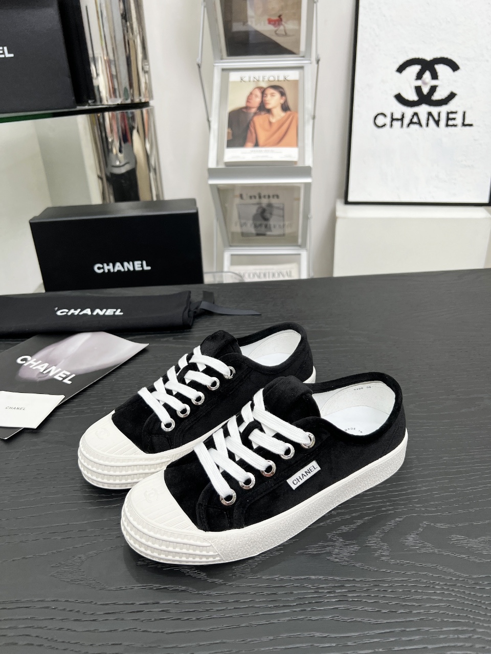 NO:240158,Chane.Vintage 2025 early spring new style, the ancient casual shoes are so stylish, retro coco women's shoes. They have always been extremely popular. This tribute to the classic series!  It looks so good~ a must-have fashion item for trendy people!  Upper: ZP high-density weaving canvas Inner:,, cowhide latex footbeds Sole: Private mold rubber outsole Size 35-40 (40 customized without return) Off-white, black, pink, price, casual shoes/sports shoes, chanel, sneakers, cowhide19860909Chane.Vintage 2025早春新款 中古休闲鞋太有范儿了 复古coco女鞋.一直以来异常的盛行. 这款致敬经典系列！ 上脚超好看～潮人必备时尚单品！ 鞋面:ZP高密度织法帆布 内里:,,牛皮乳胶垫脚 底材:私模橡胶大底 码数35-40（40定做不退换）米白色,黑色,粉色, 价格,休闲鞋/运动鞋,chanel,sneakers,cowhide,Women's Shoes