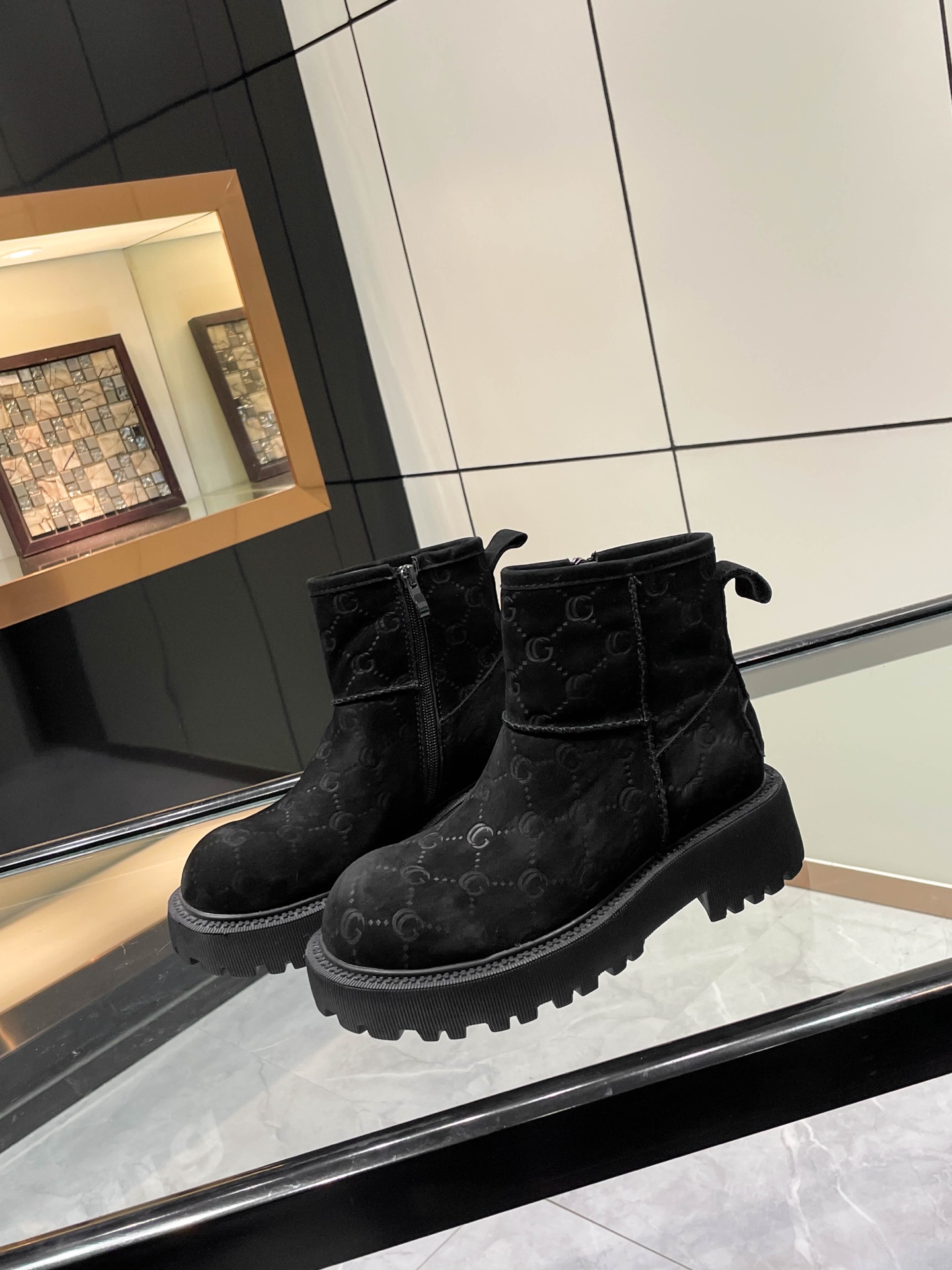 NO:535096,UGG overseas counter new product, simple and elegant style, minimalist beauty. Fabric imported from Australia integrated fur, inner footbed imported from Australia 100% pure wool. Large sole anti-slip rubber foam material. Lightweight and non-slip color brown. Black size 35-40, snow boots, boots19860909UGG海外专柜新品,款式简洁大气 极简之美. 面料 澳洲进口皮毛一体 内里垫脚澳洲进口百分之百纯羊毛. 大底防滑橡胶发泡材质.轻便防滑 颜色棕色.黑色35-40码,,雪地靴,boots,Women's Shoes